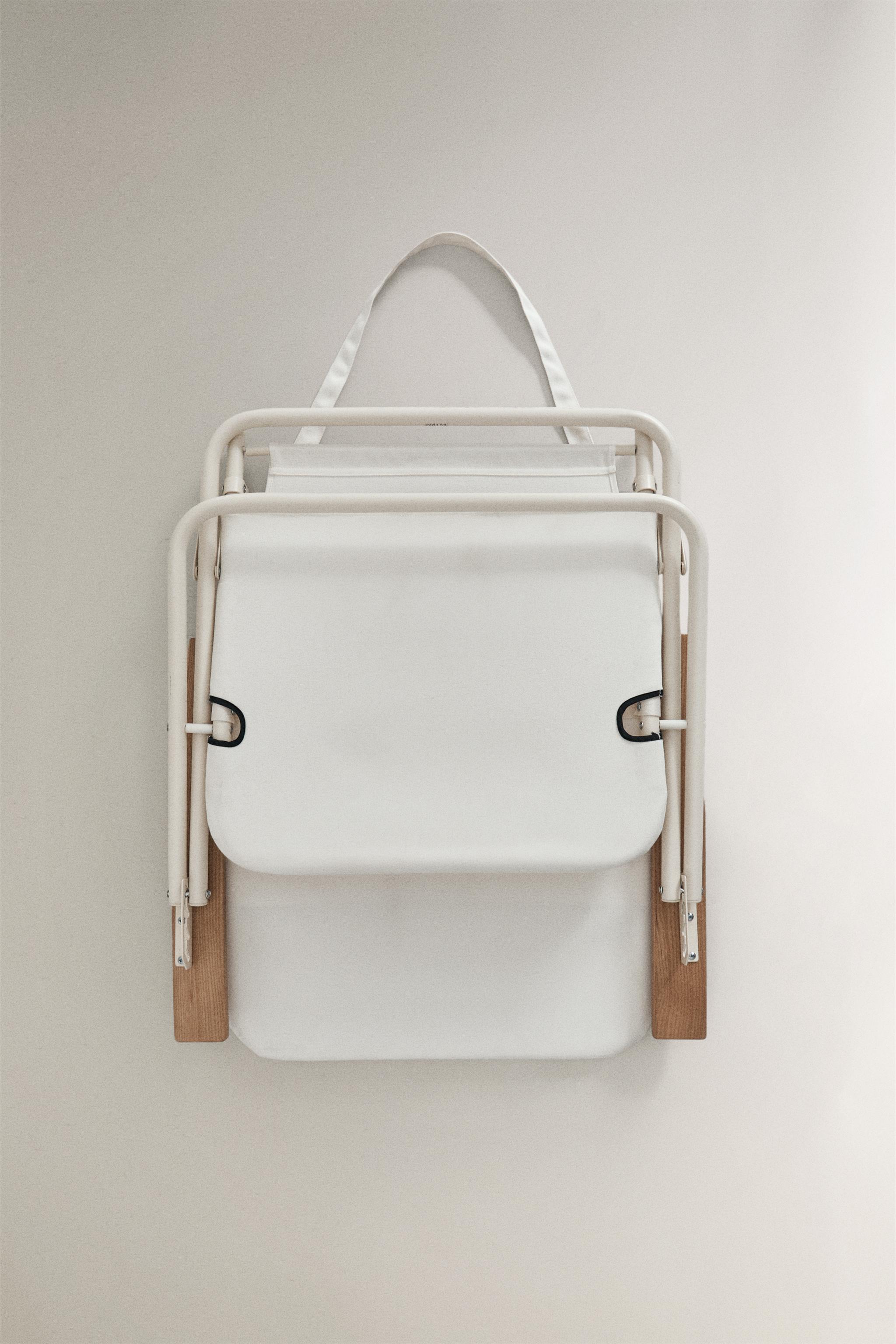 FOLDING BEACH CHAIR WITH WOODEN ARM RESTS