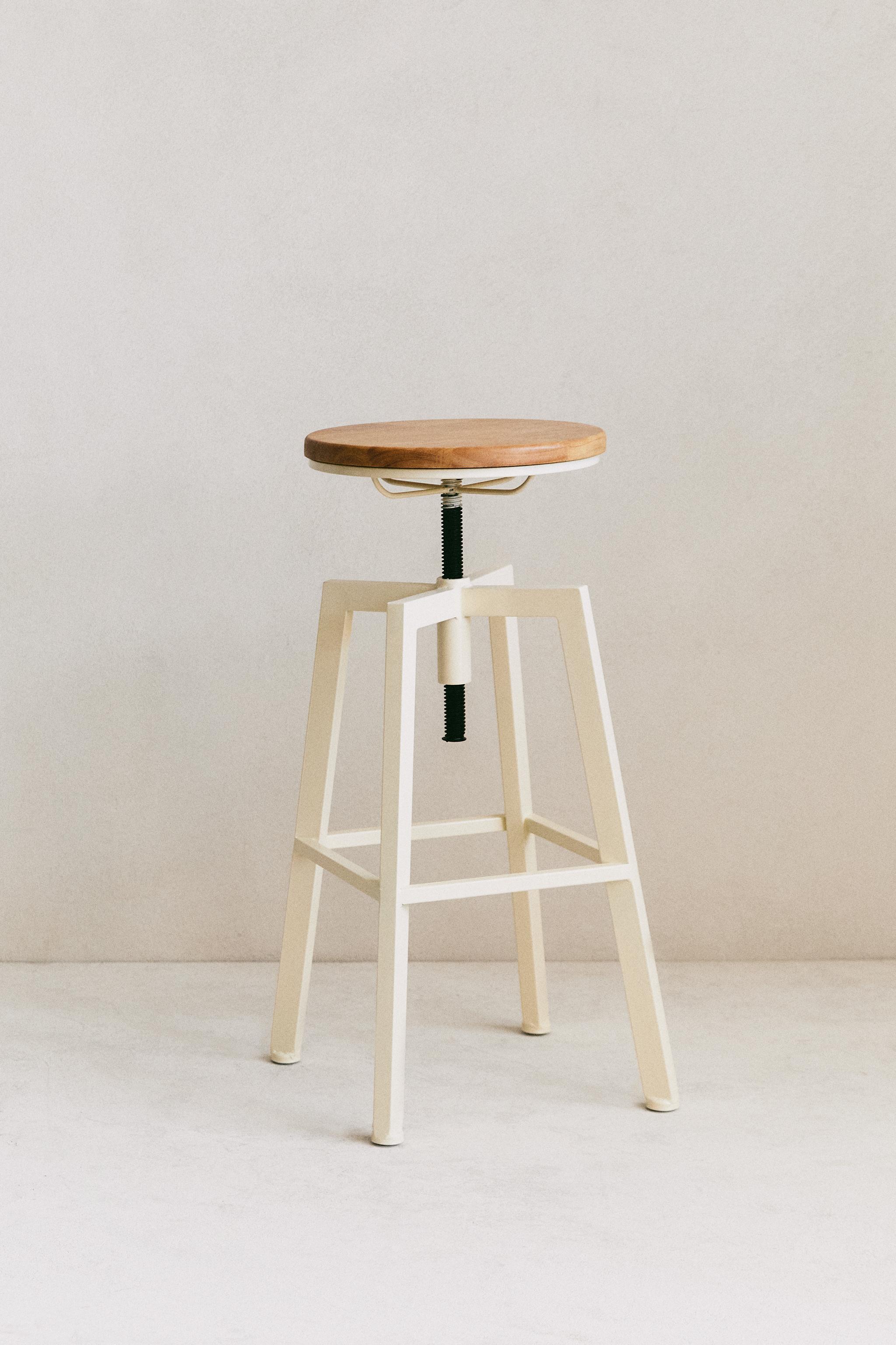 WOOD AND METAL SWIVEL BAR STOOL