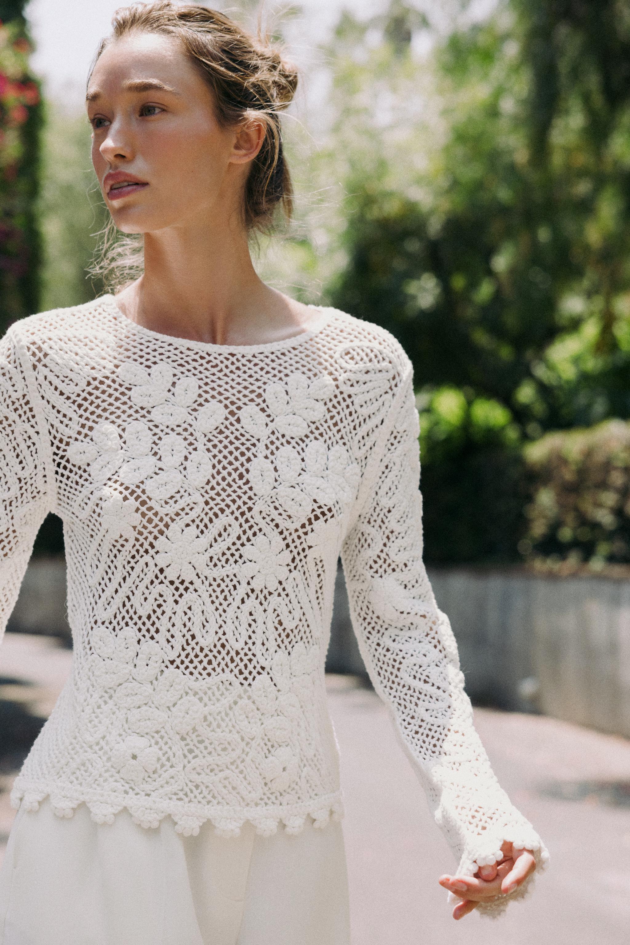 EMBROIDERED LACE TOP