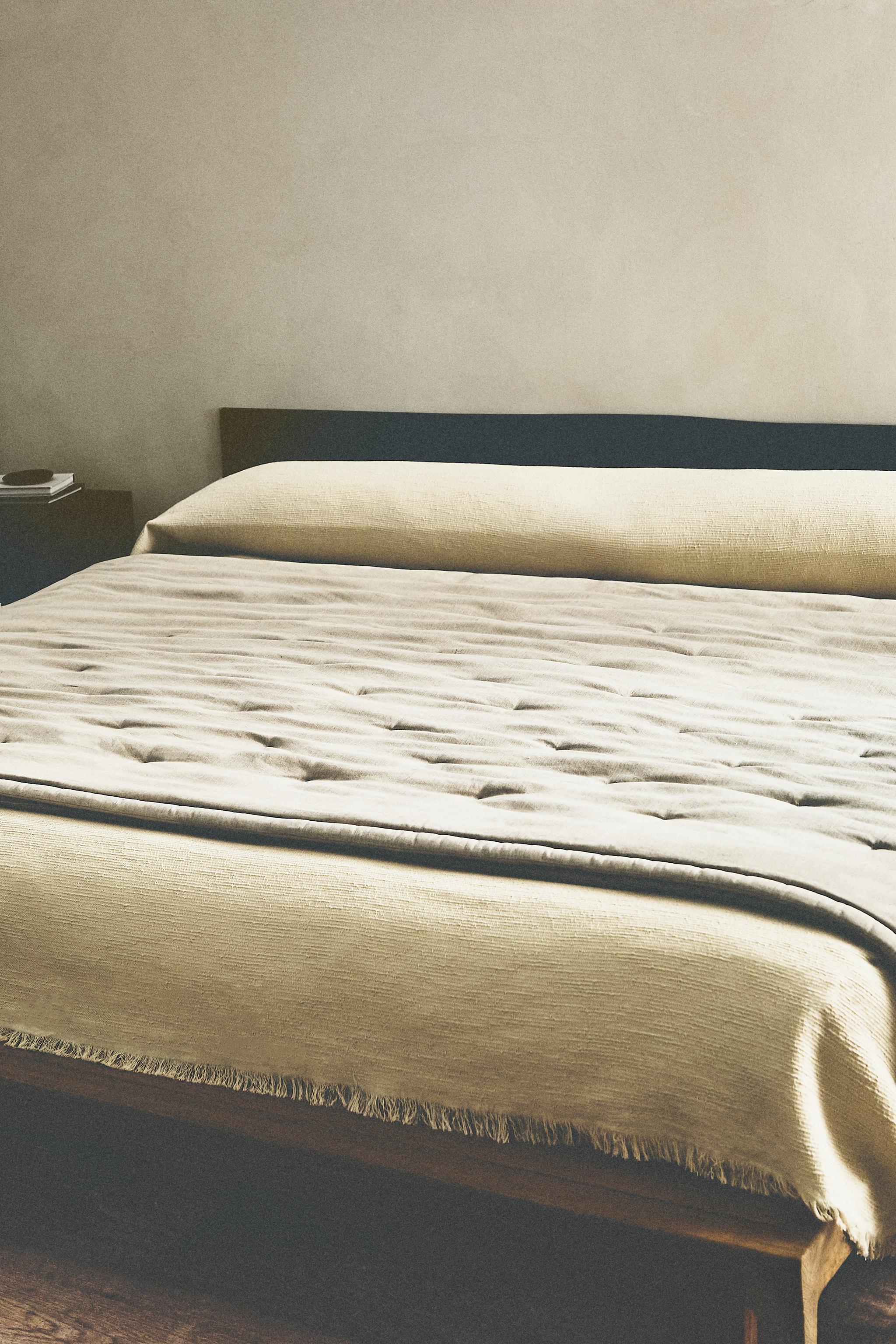 QUILTED DOTTED LINEN QUILT