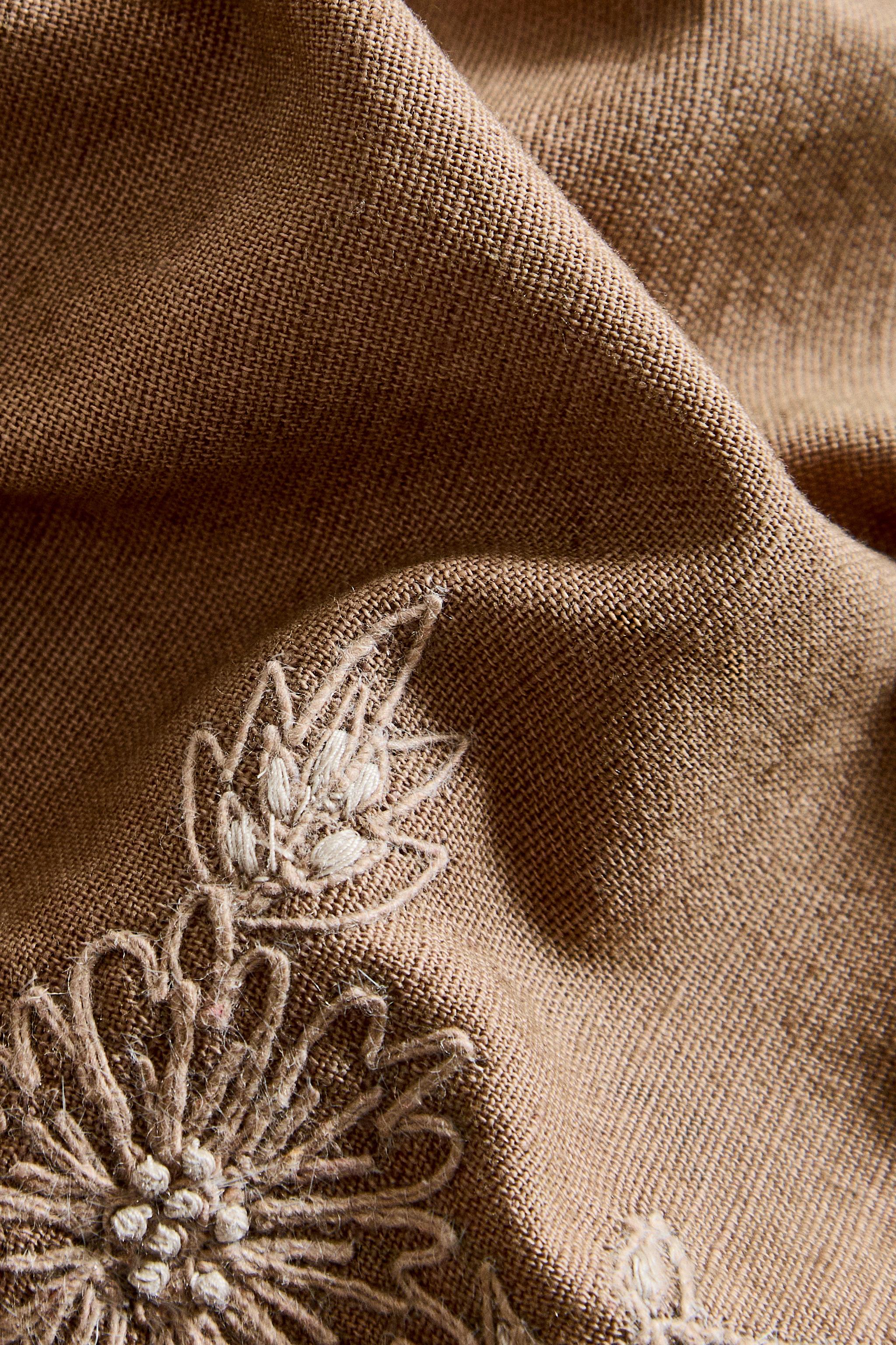 SET OF EMBROIDERED FLOWER NAPKINS (SET OF 2)