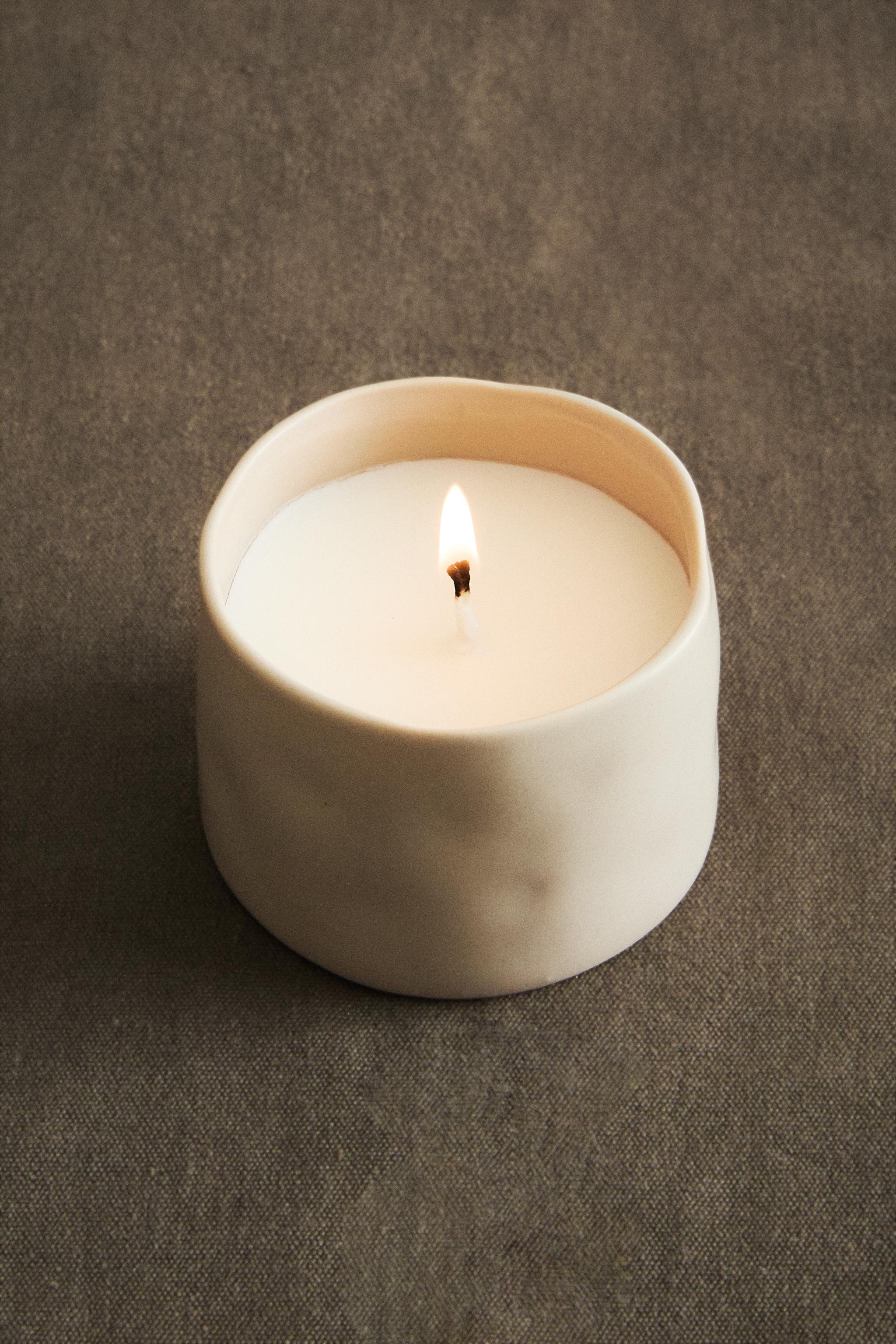 (150 G) FLOR DE NOVIEMBRE SCENTED CANDLE