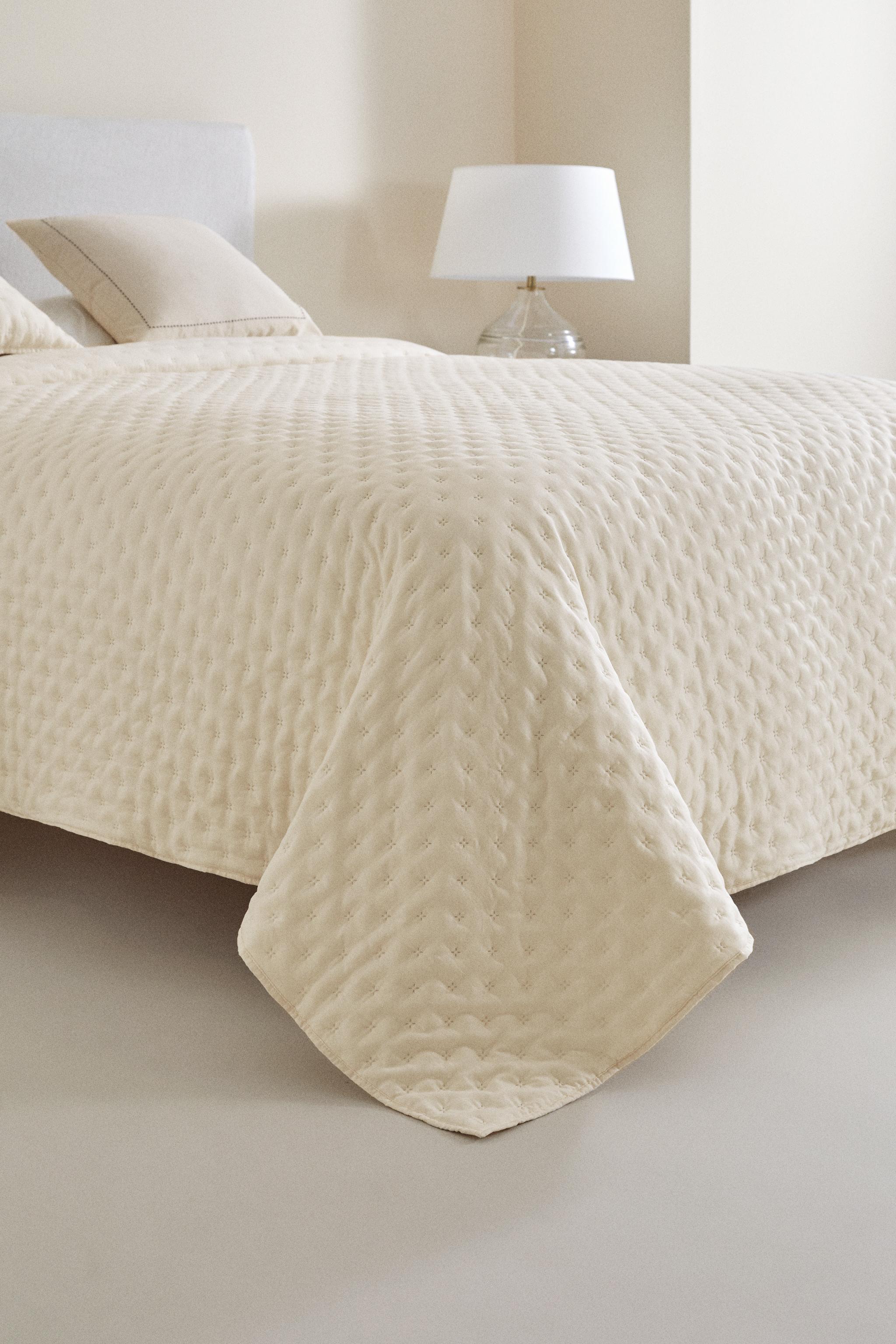 QUILTED QUILT WITH DOTS