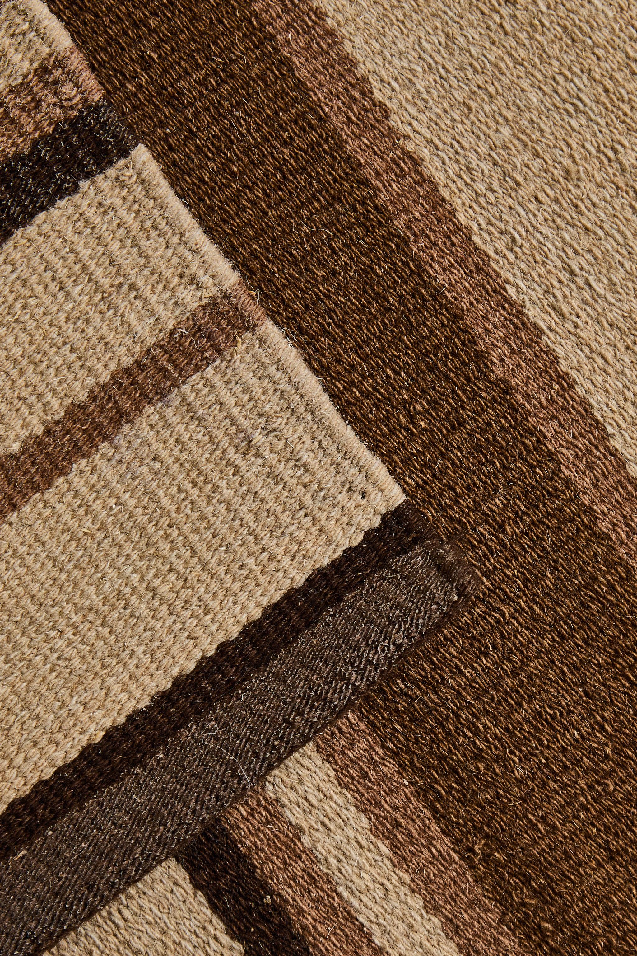 RUG WITH CONTRASTING STRIPES