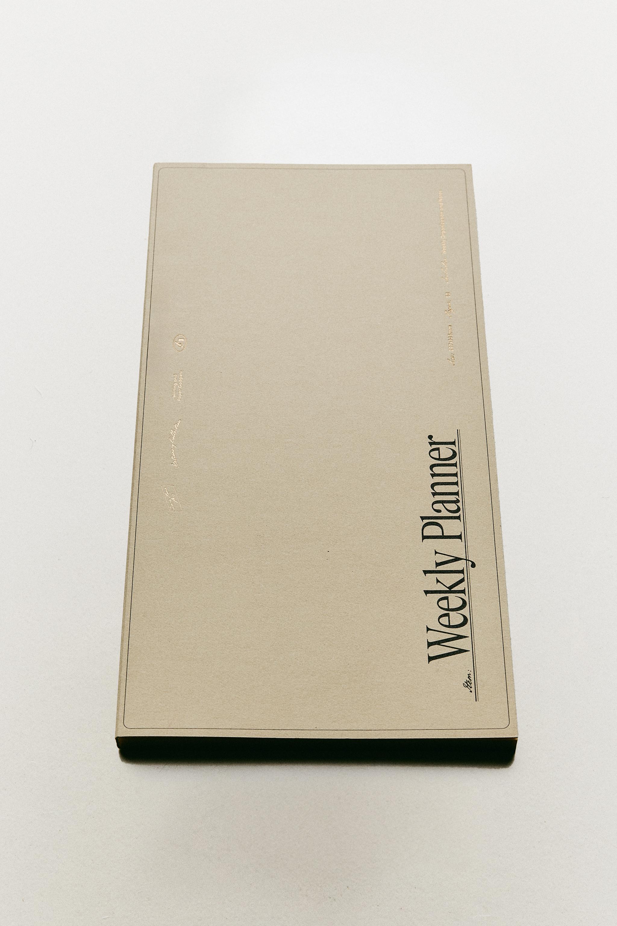 WEEKLY PLANNER WITH GOLD RIMS