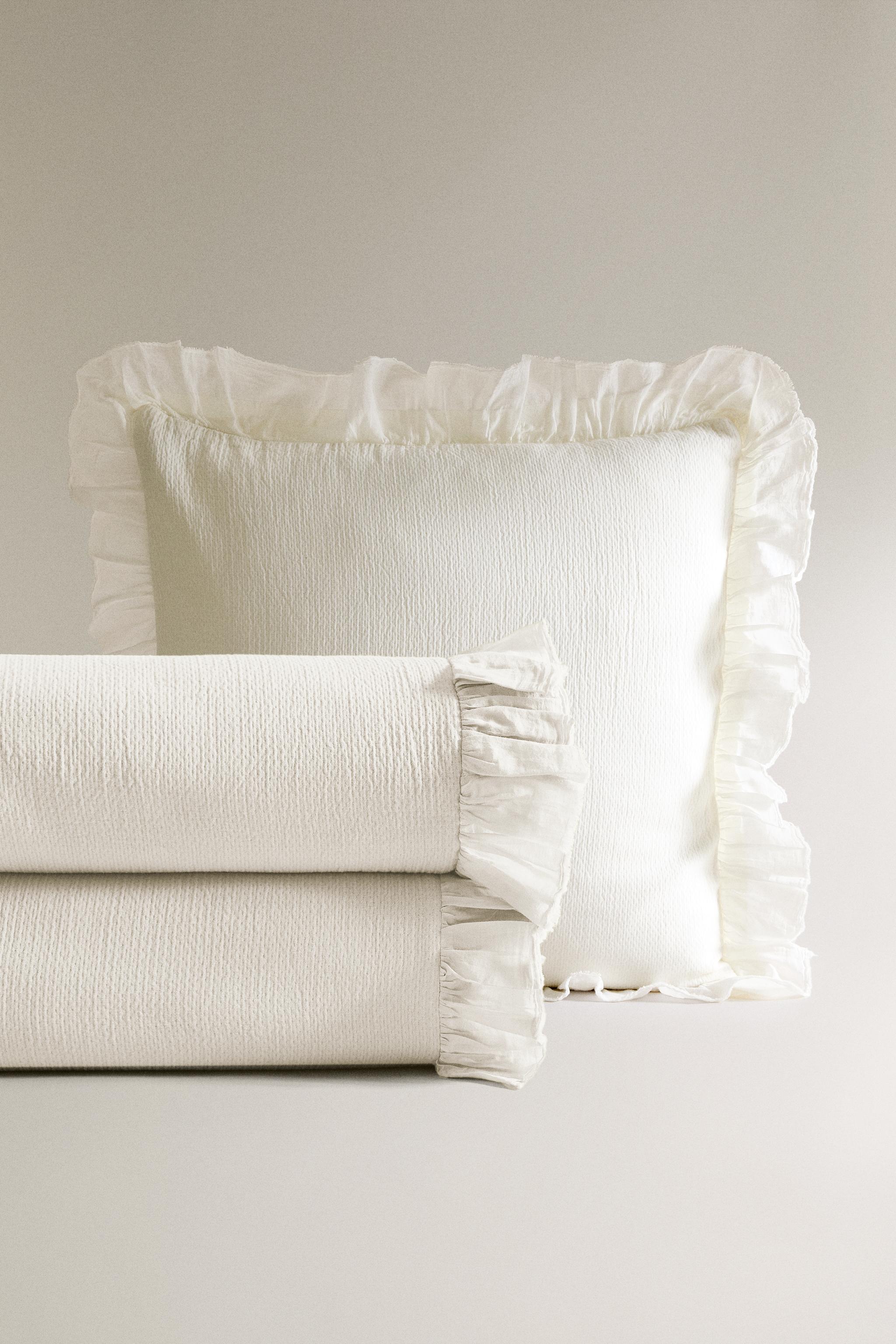 TEXTURED BEDSPREAD WITH RUFFLE TRIM