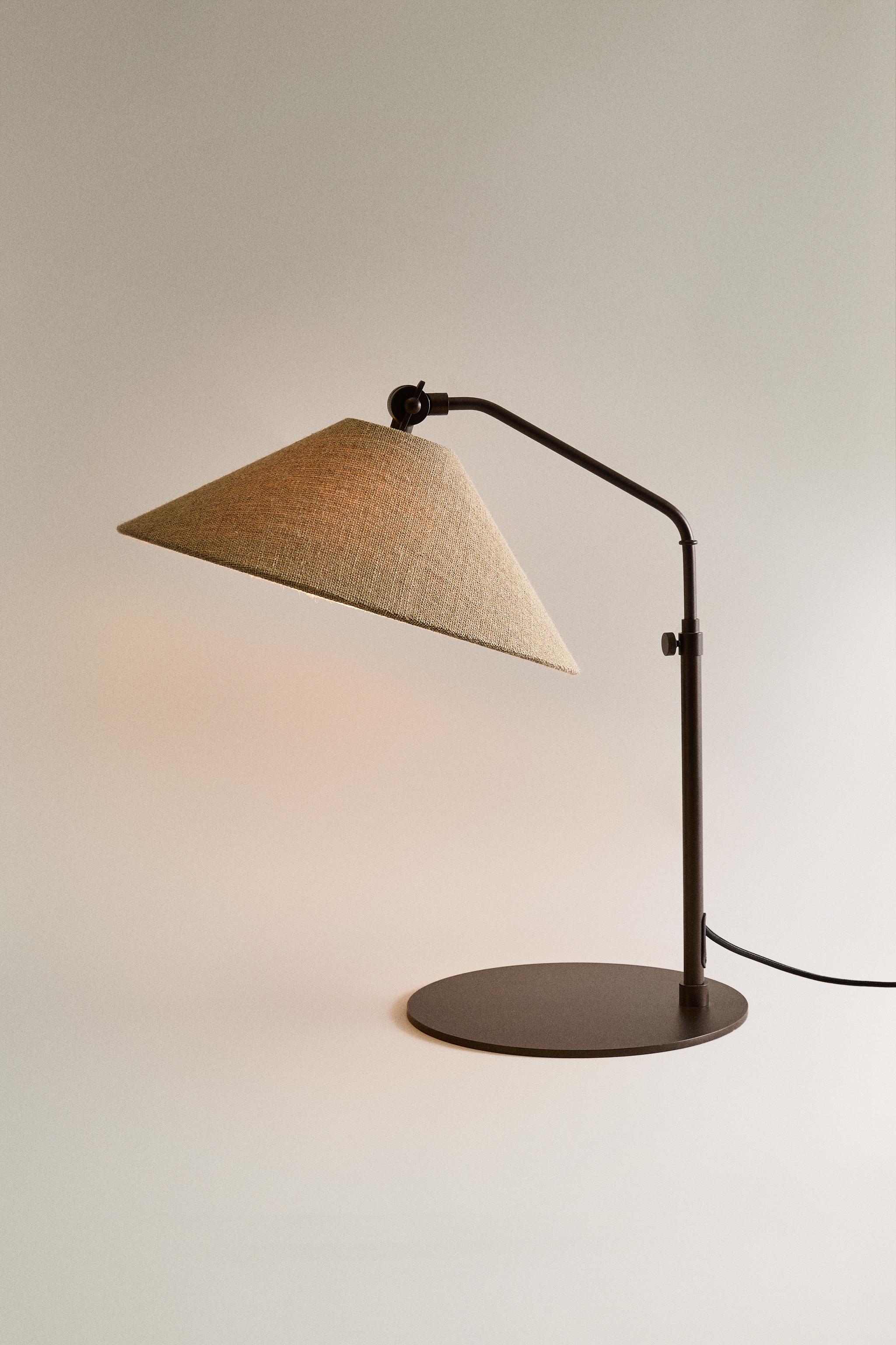 METAL BASE TABLE LAMP