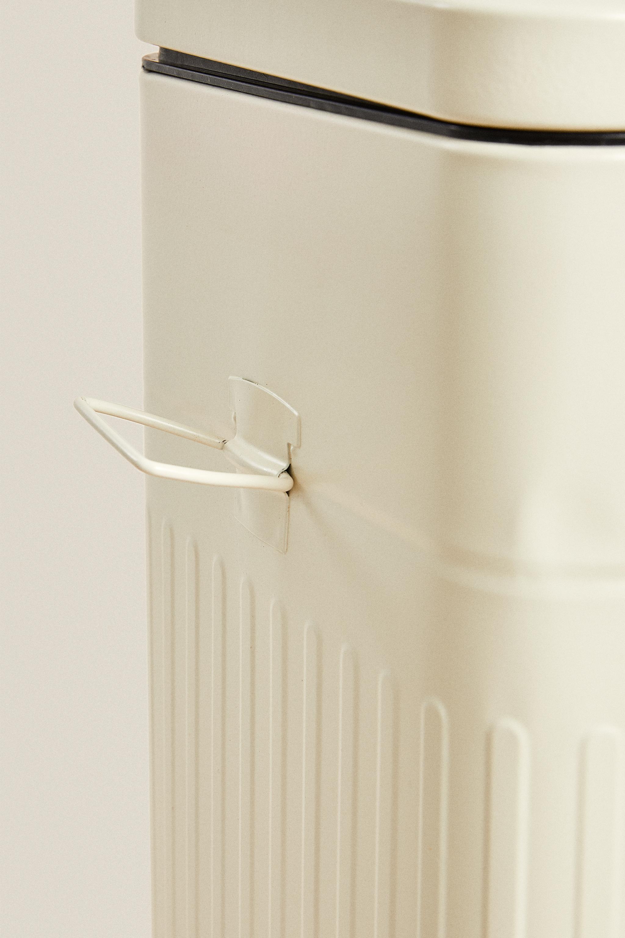 LARGE KITCHEN TRASH CAN