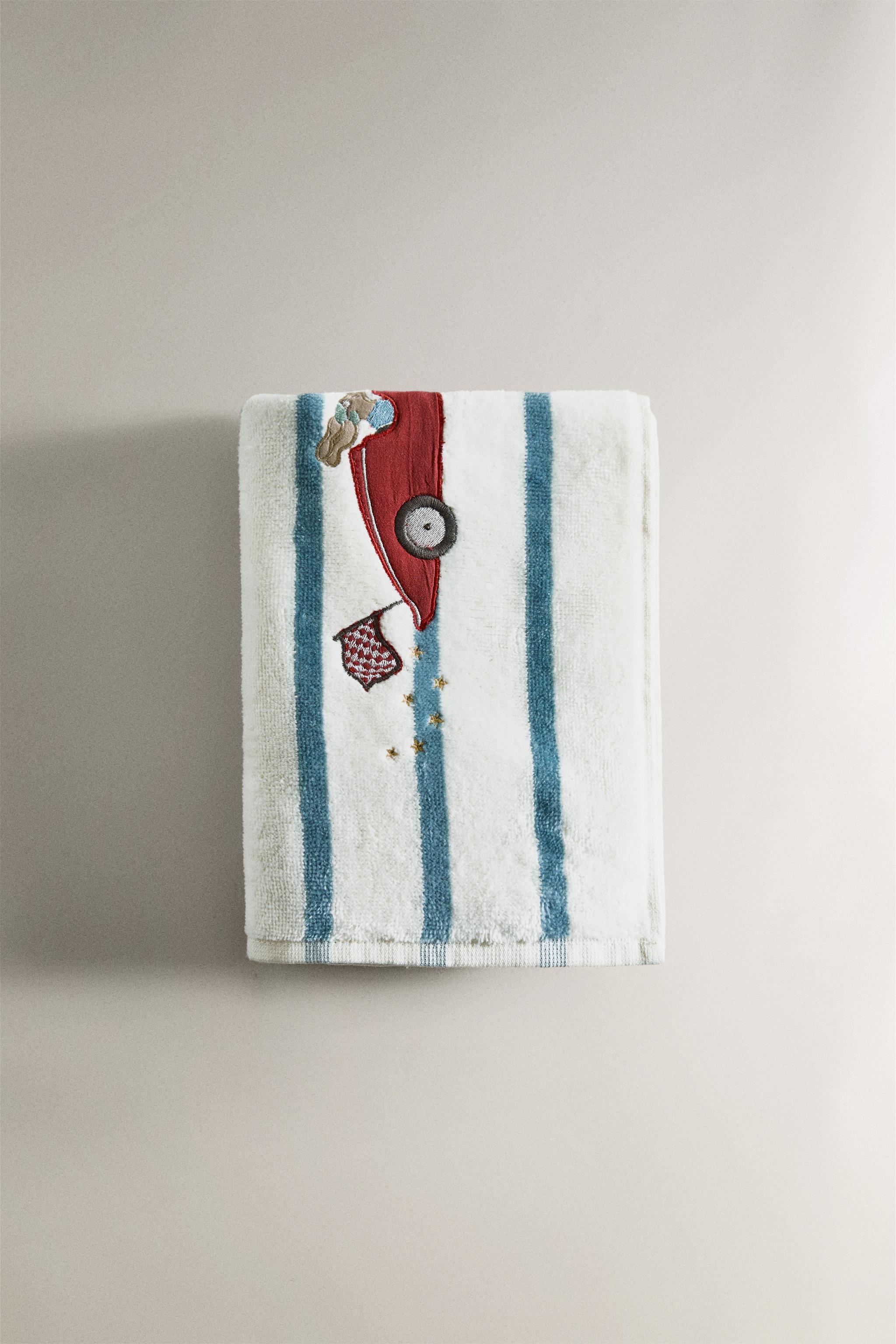 CHILDREN'S STRIPED BATH TOWEL WITH RACING DOG