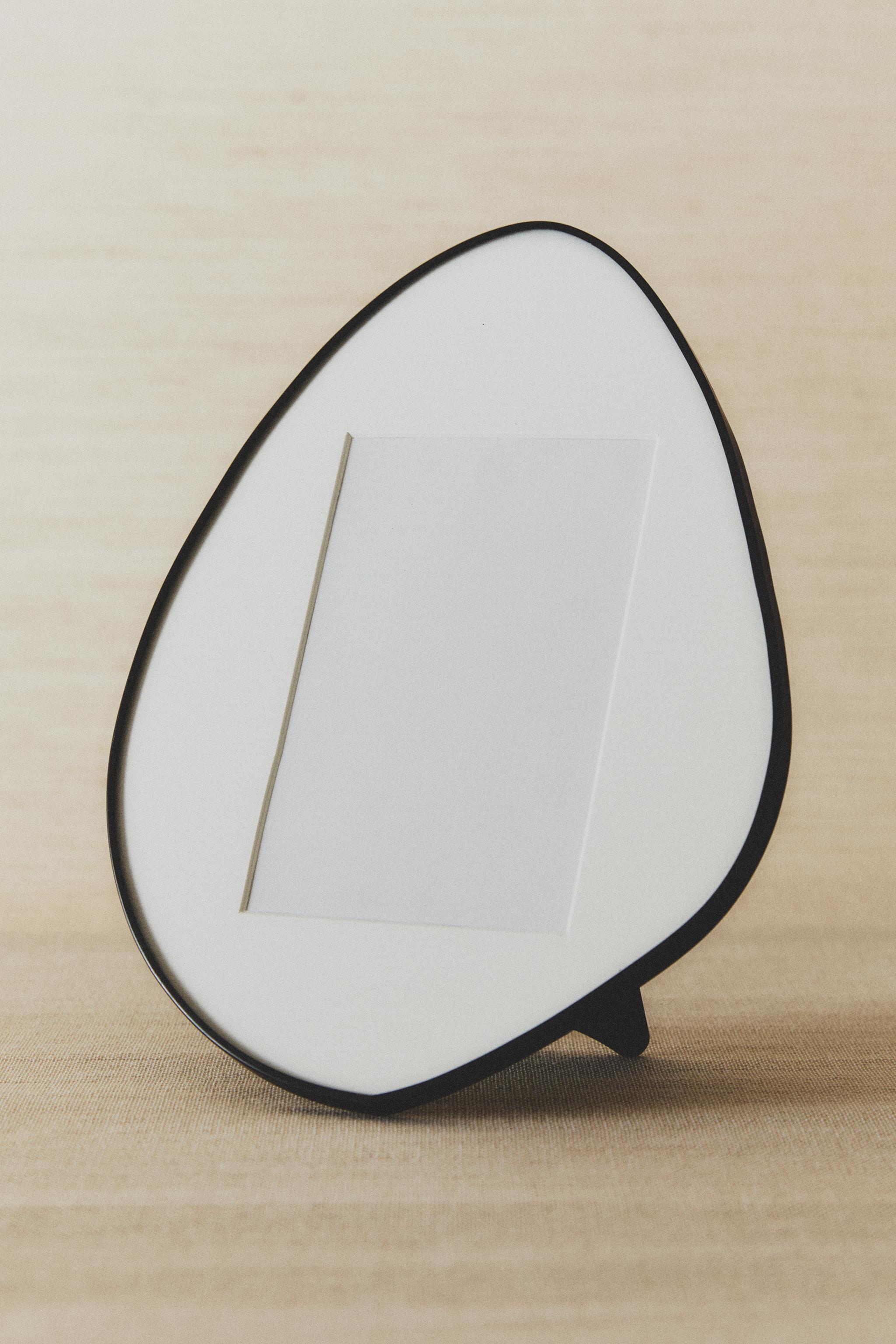 IRREGULAR-SHAPED PICTURE FRAME