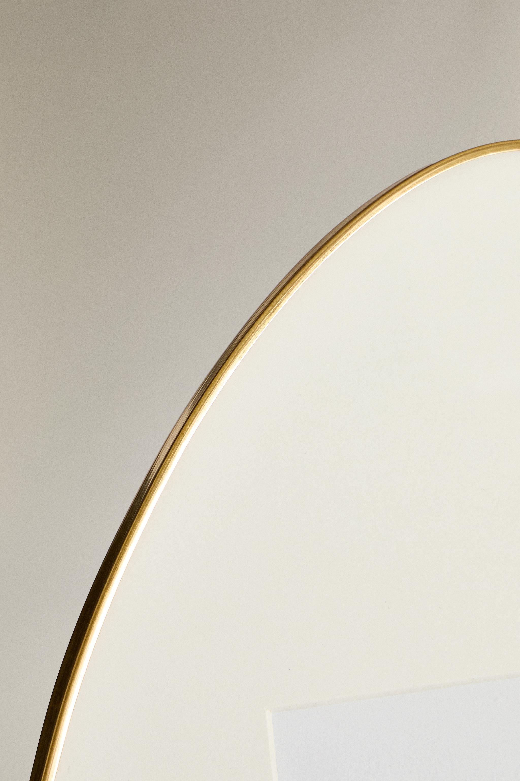 IRREGULAR-SHAPED PICTURE FRAME