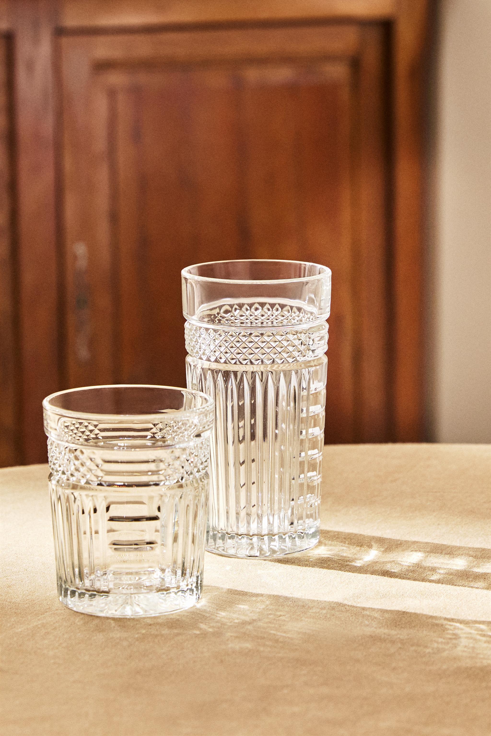 GLASS SOFT DRINK TUMBLER WITH RAISED DESIGN