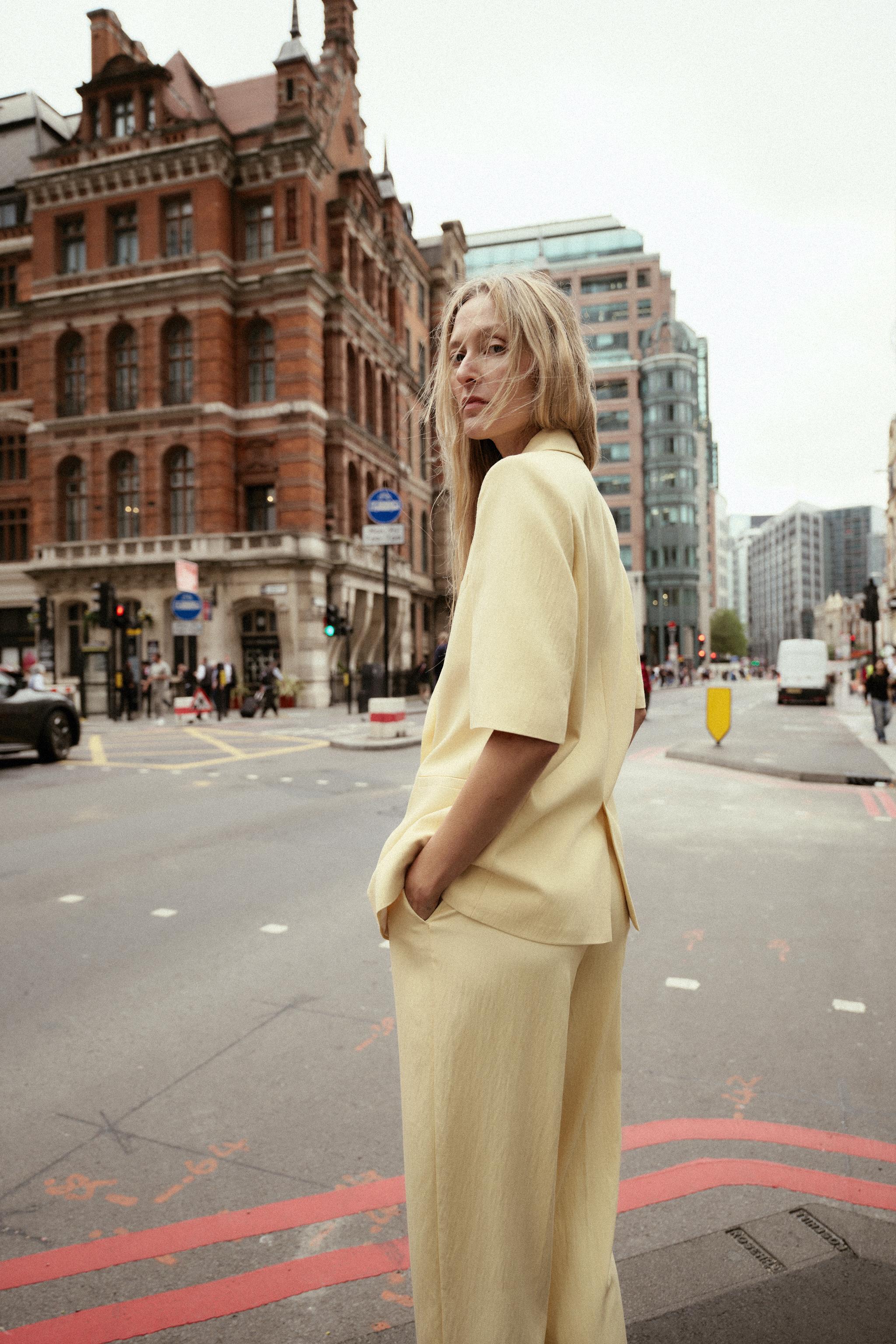 TEXTURED SHORT SLEEVE BLAZER