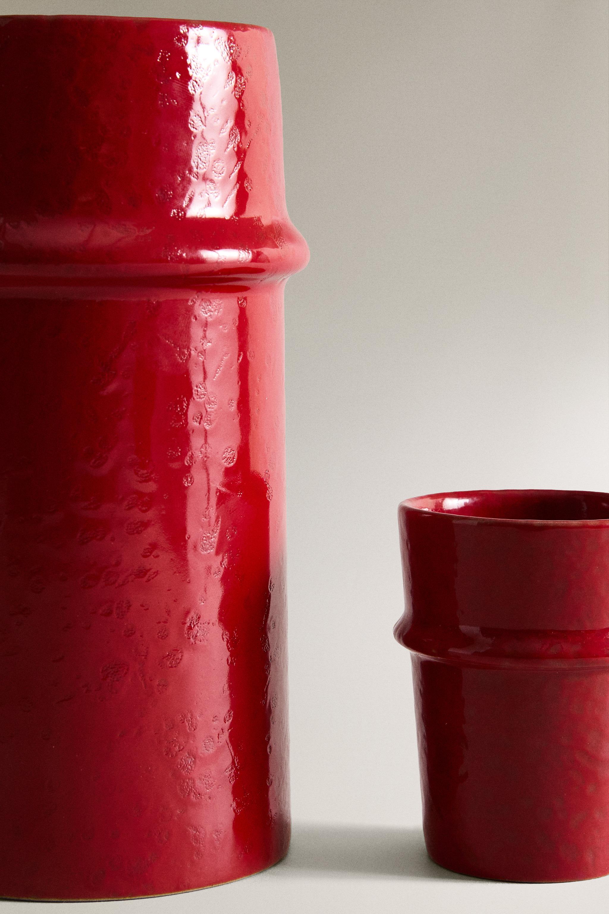 VASE WITH RAISED LACQUERED FINISH