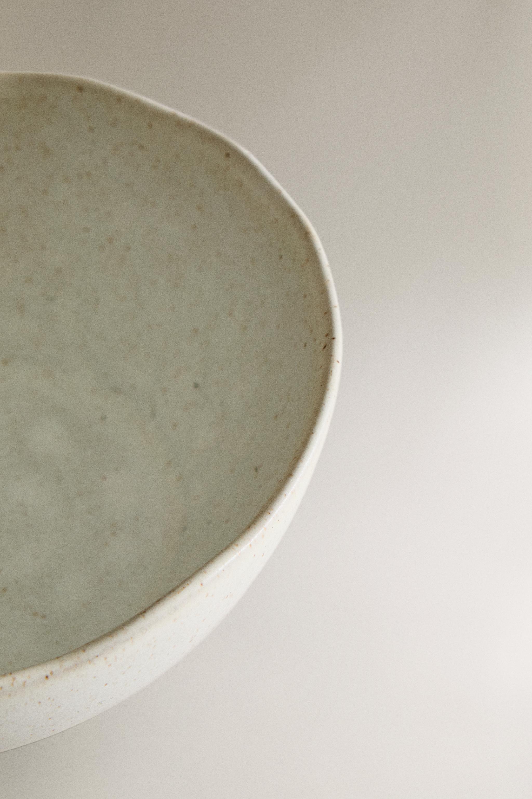 SALAD BOWL WITH RAISED DESIGN