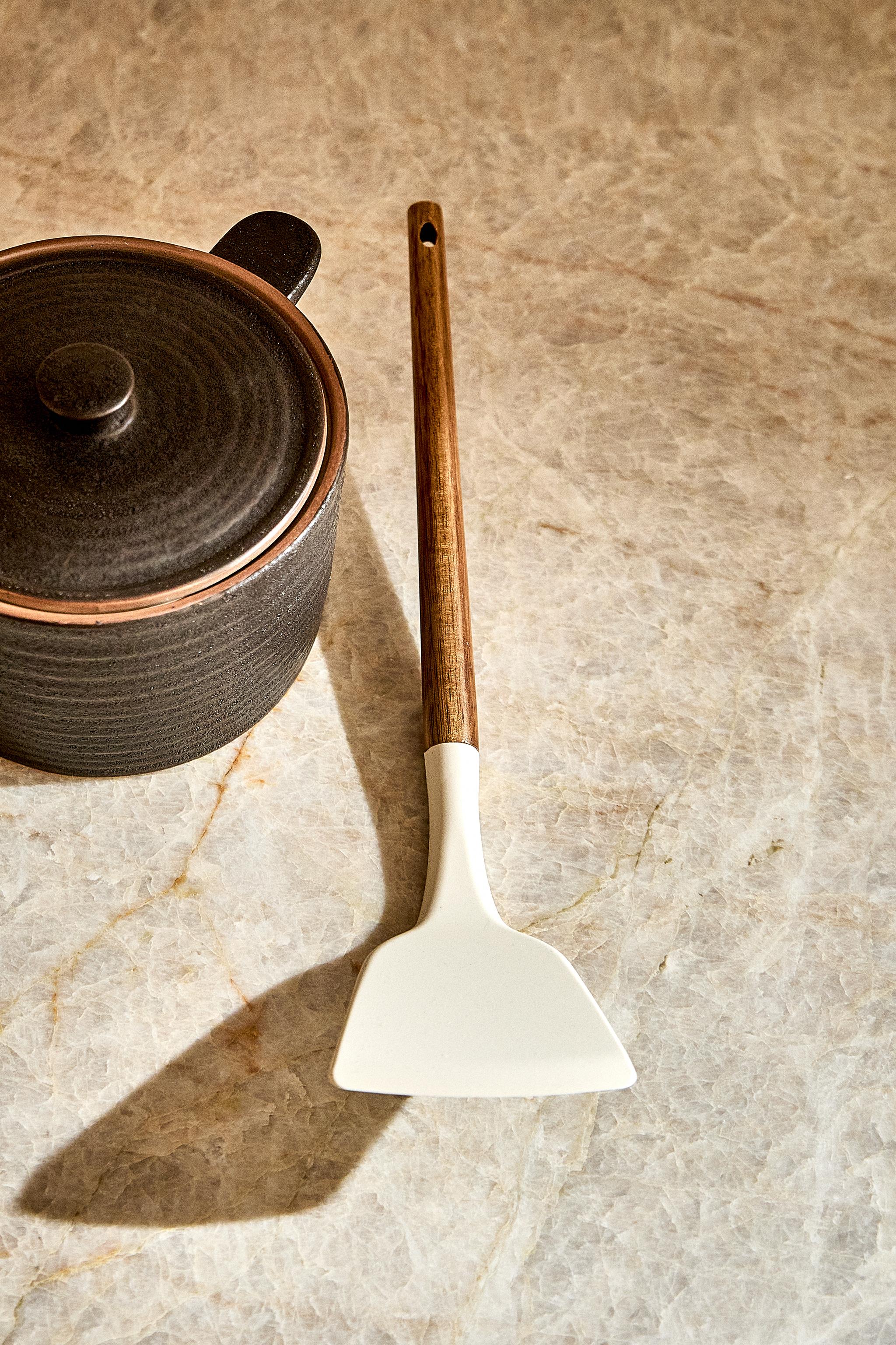 SILICONE AND WOODEN SPATULA