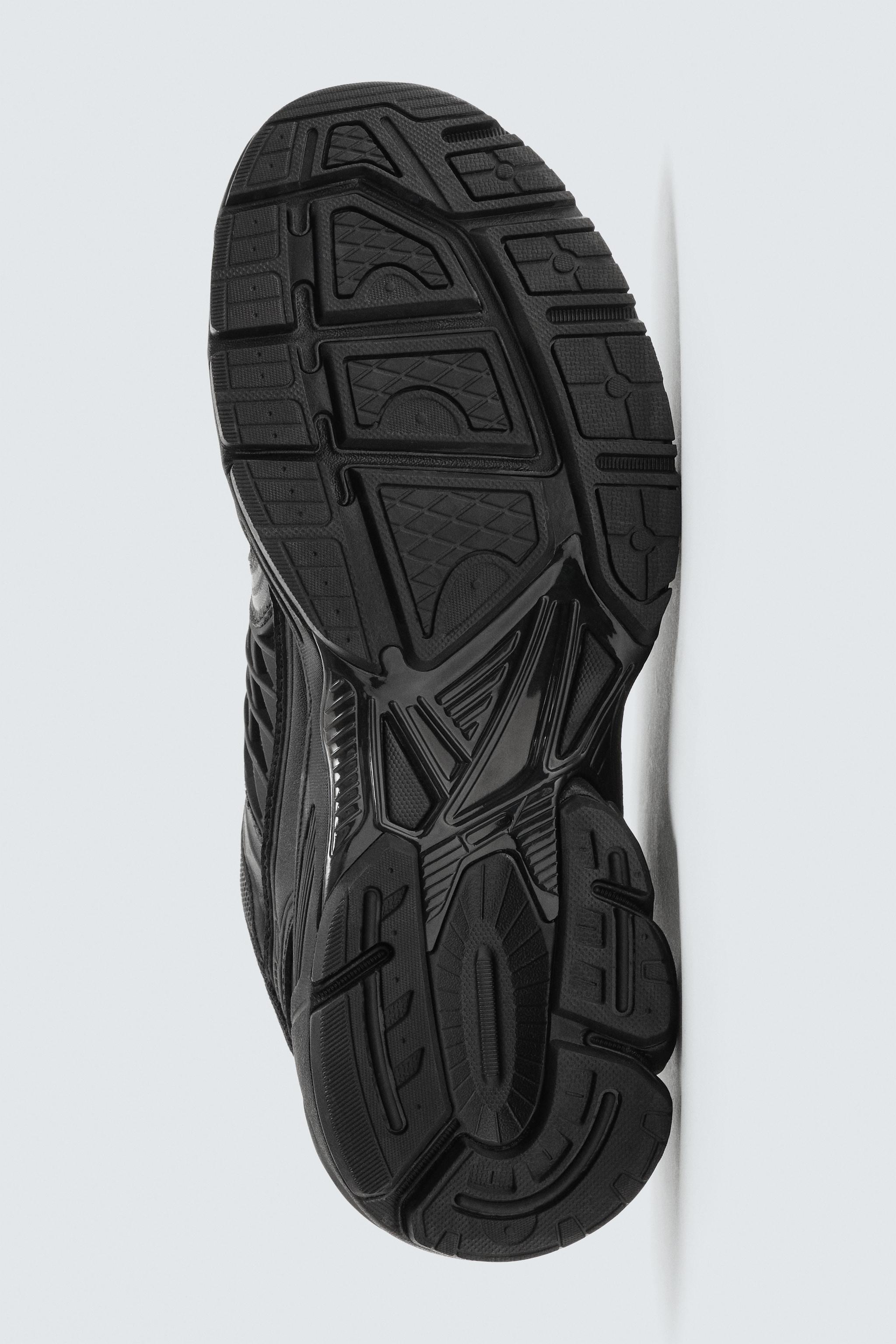 COLLAPSIBLE HEEL SNEAKERS