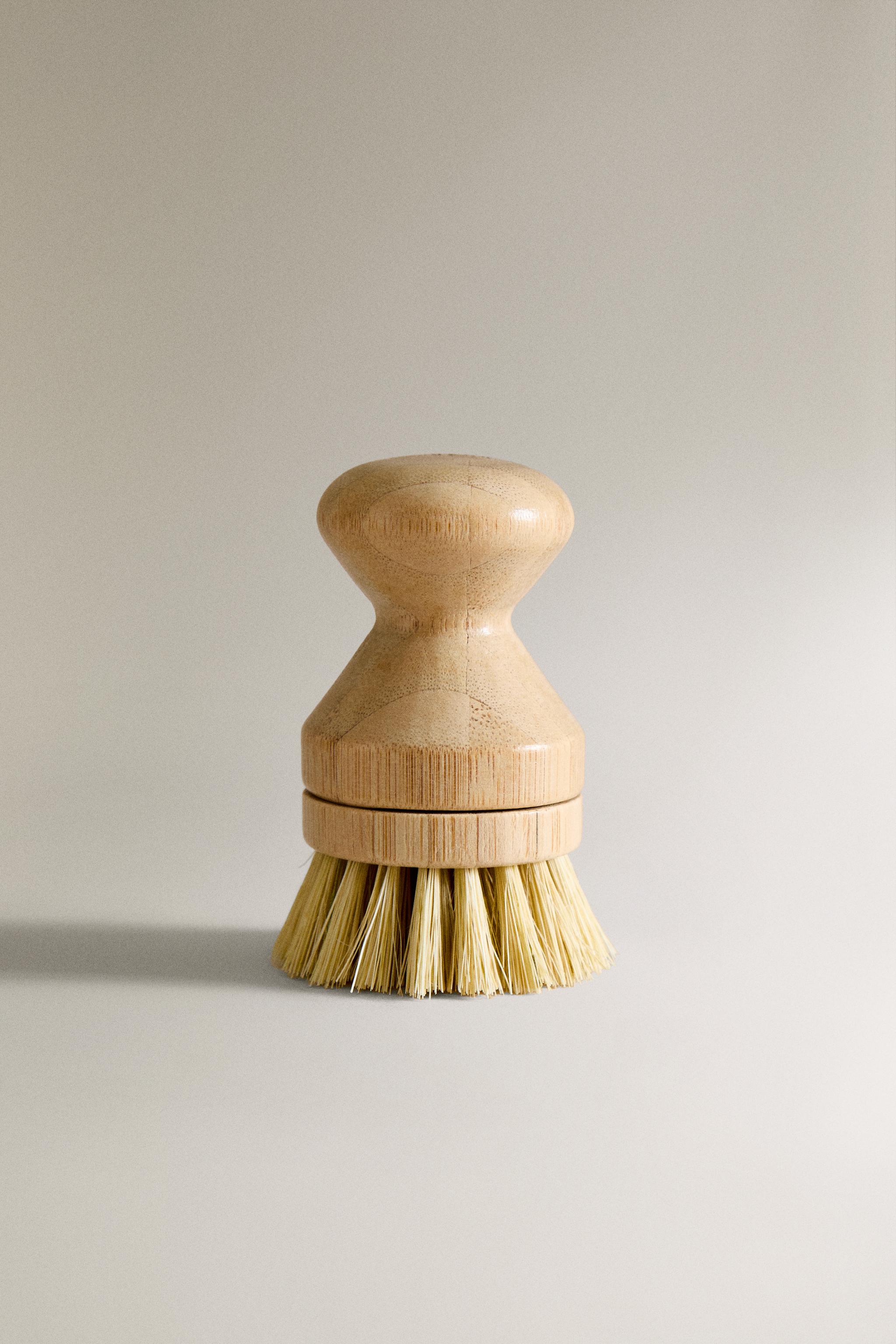 SMALL BRUSH WITH INTERCHANGEABLE BRISTLES