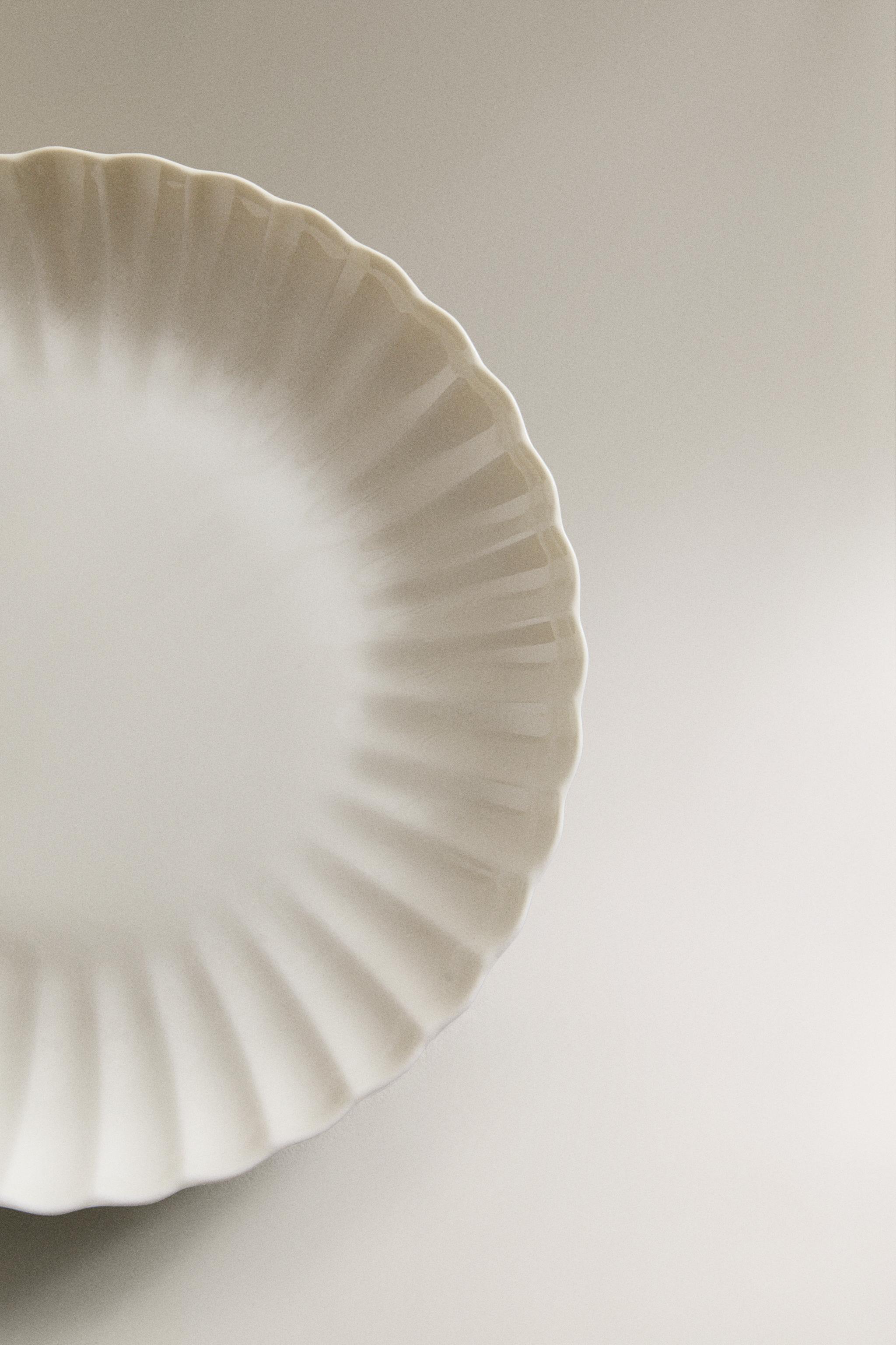 SCALLOPED PORCELAIN DESSERT PLATE
