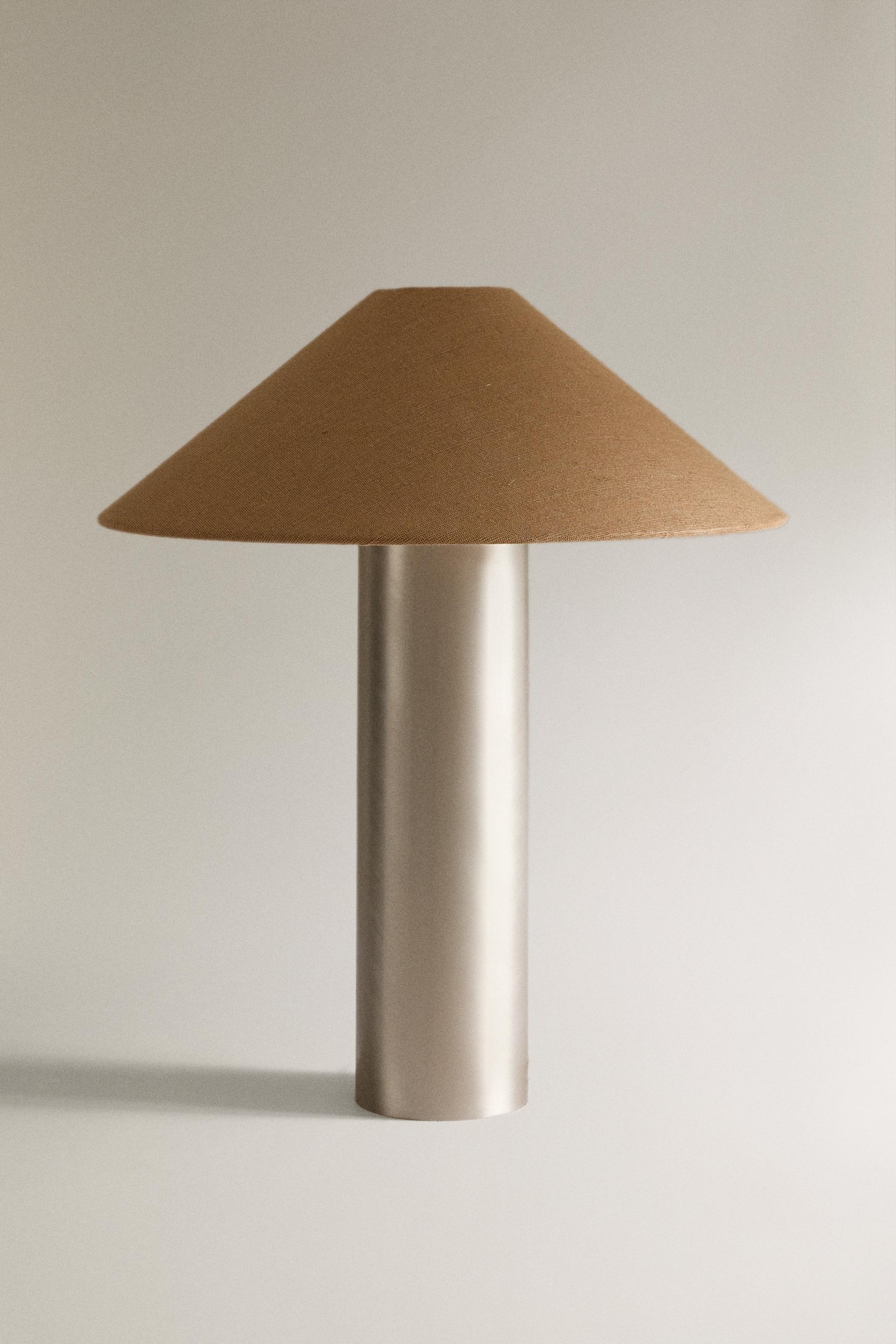 METAL BASE TABLE LAMP