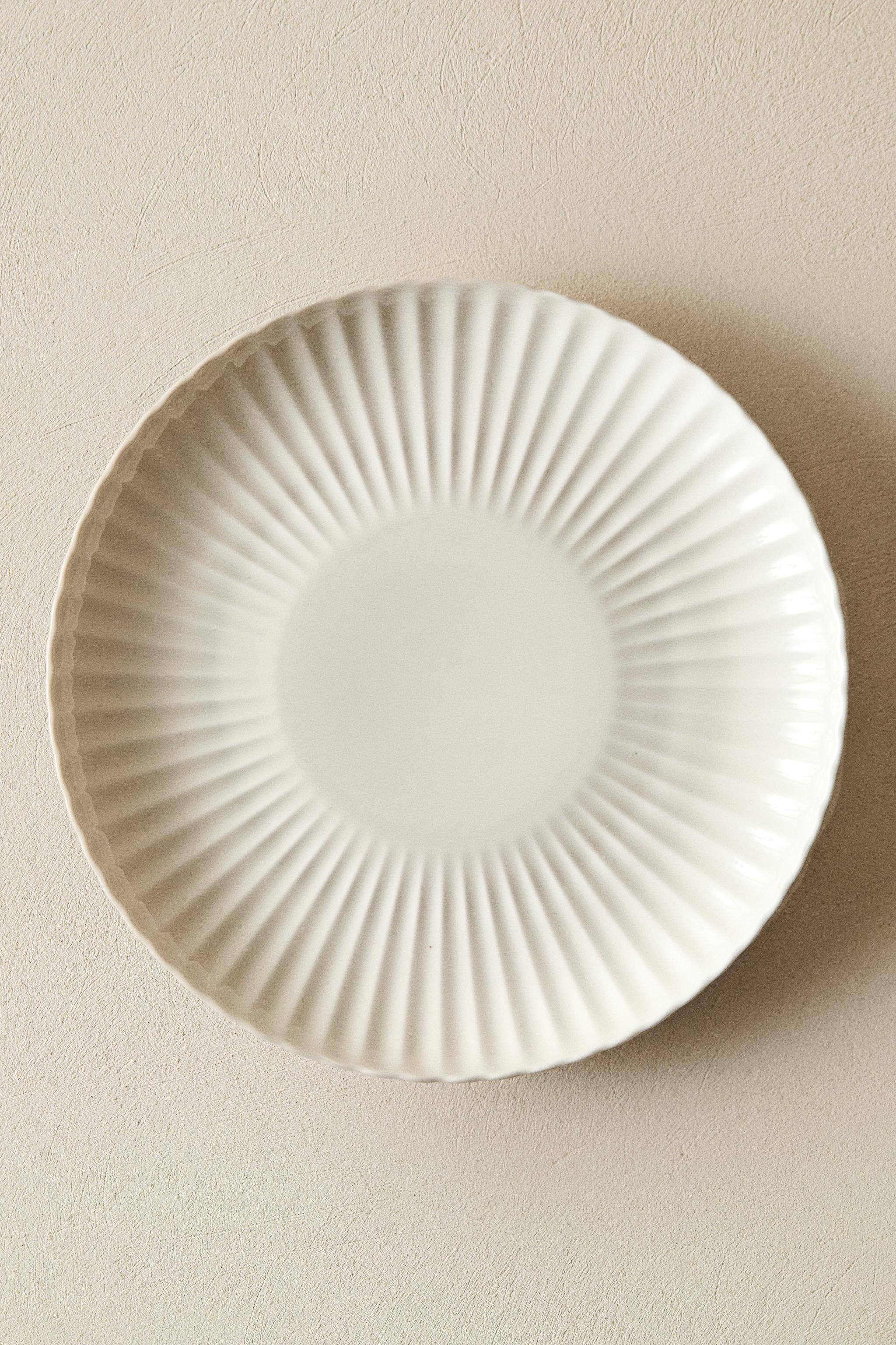 SCALLOPED PORCELAIN DINNER PLATE