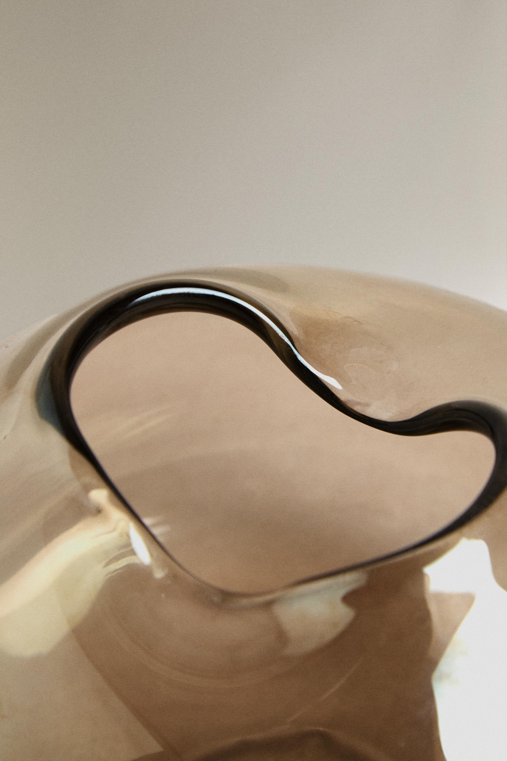 LOW SHINY GLASS VASE