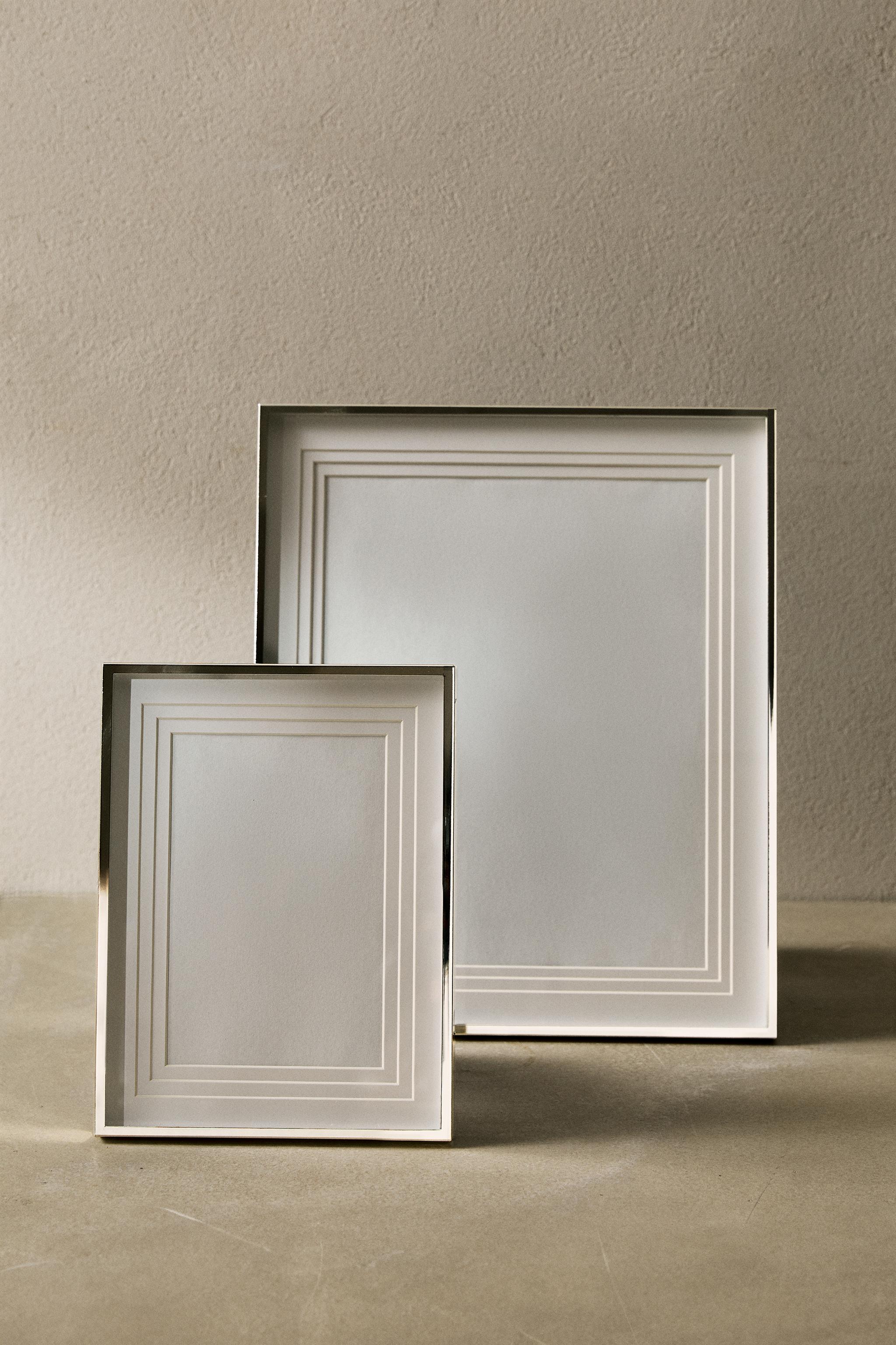 METAL PICTURE FRAME WITH A TIERED PASSE-PARTOUT