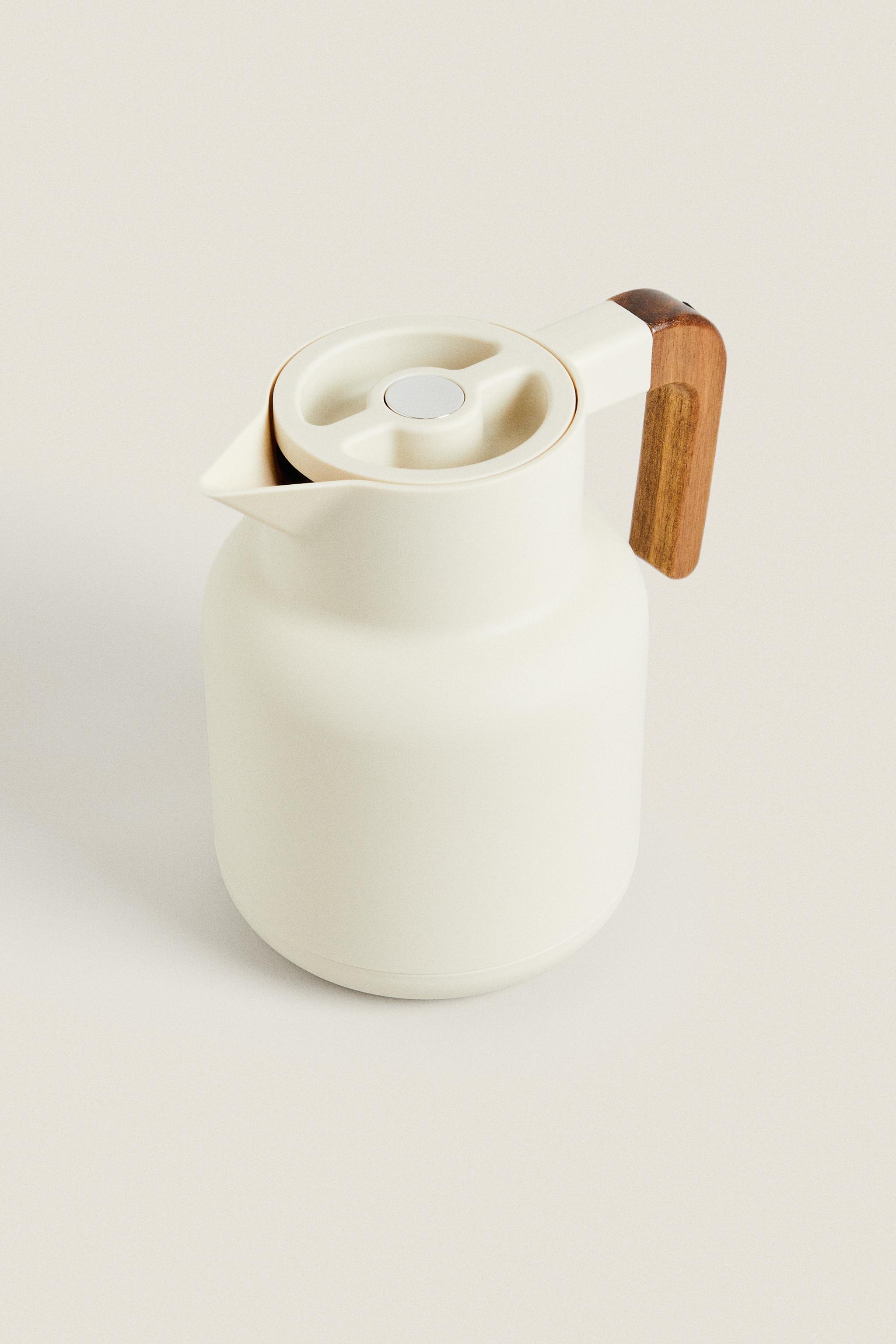 THERMAL PITCHER WITH AN ACACIA HANDLE