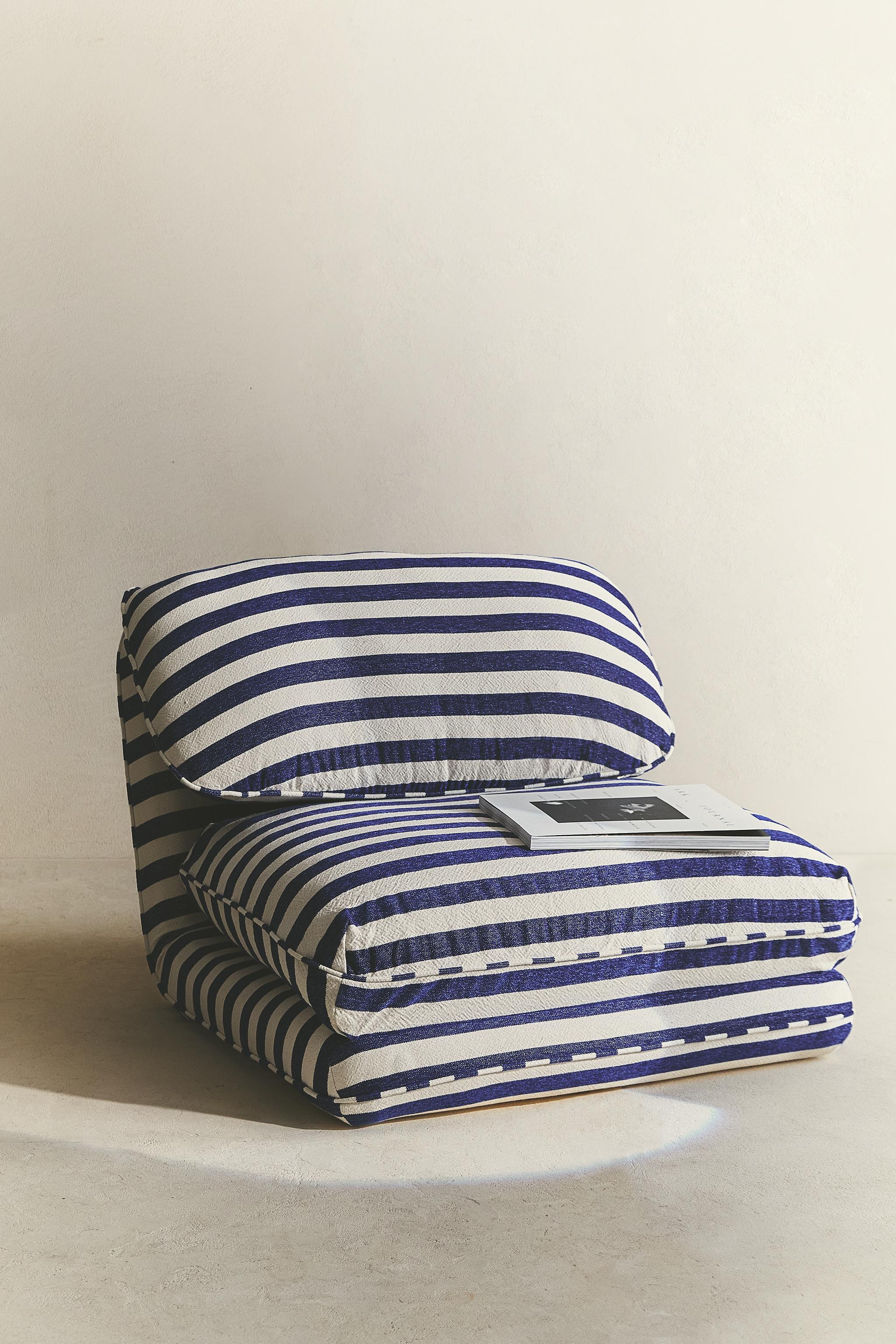 STRIPED FOLDING LOUNGE CHAIR