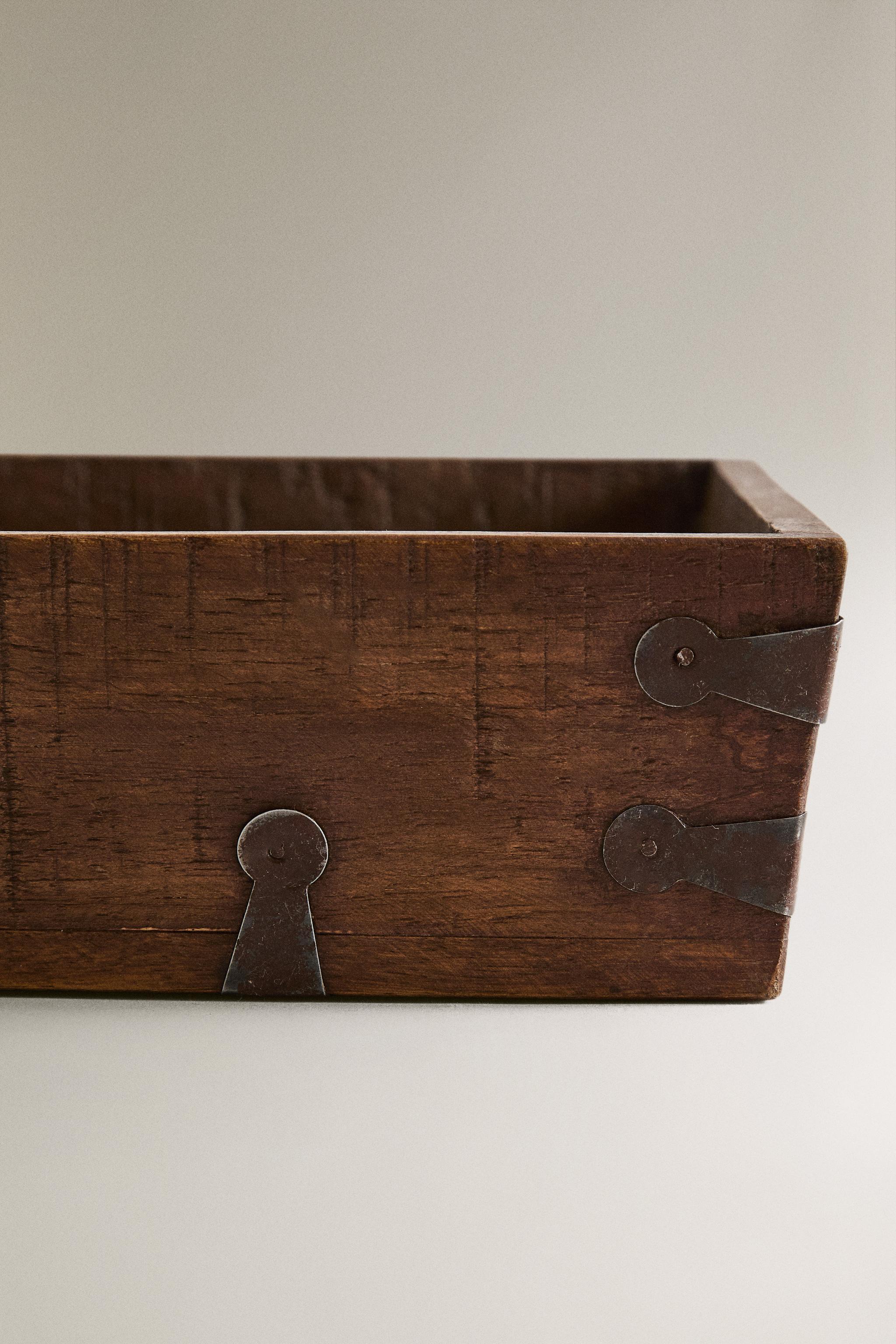 WOODEN BOX