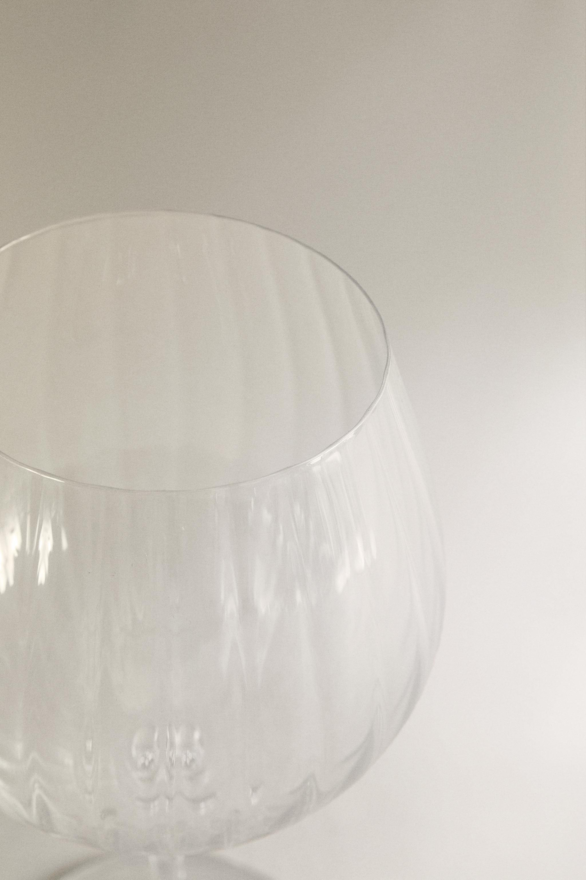 CRYSTALLINE GLASS WITH A RAISED DESIGN