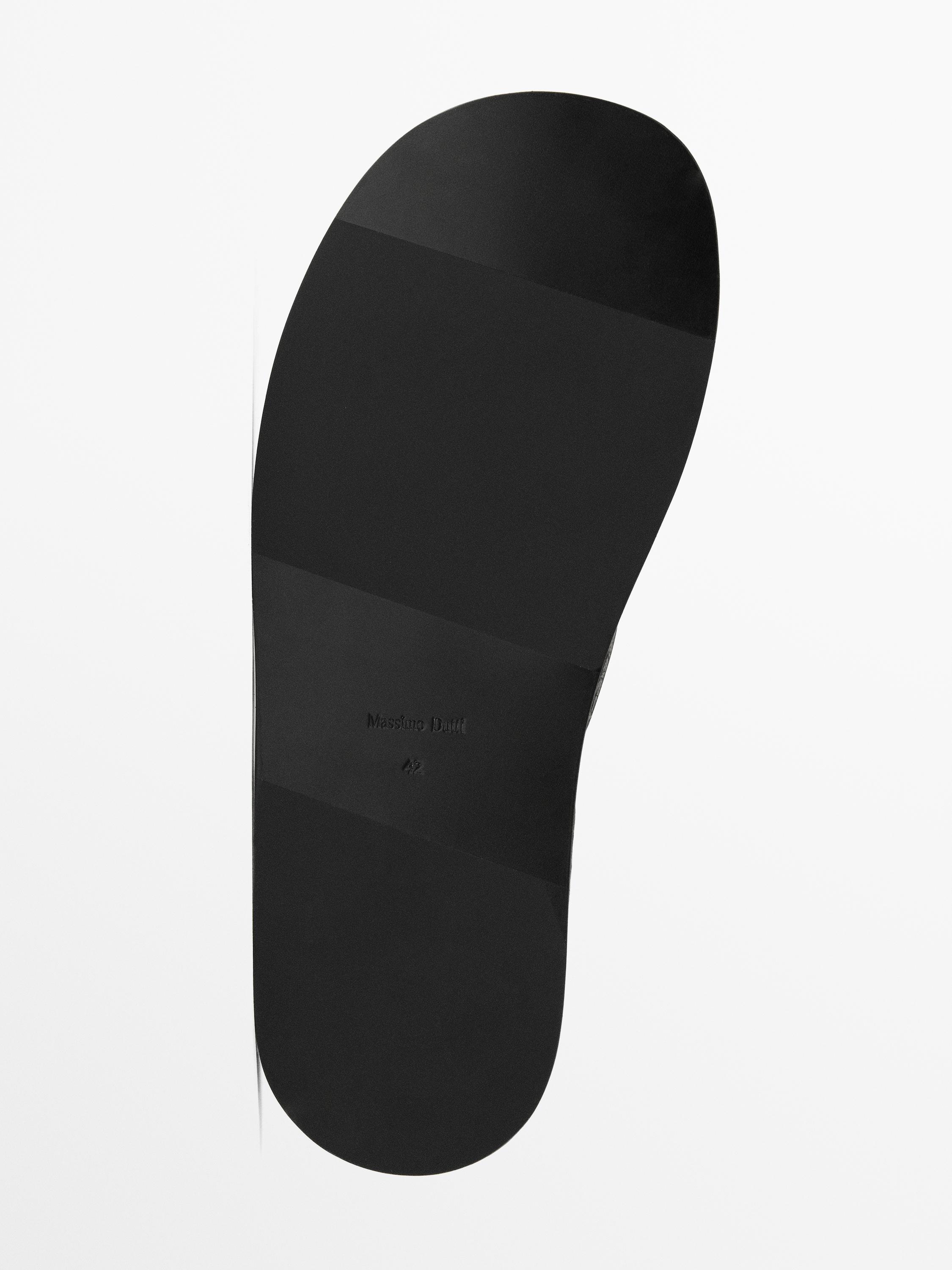 Leather sandals with toe divider