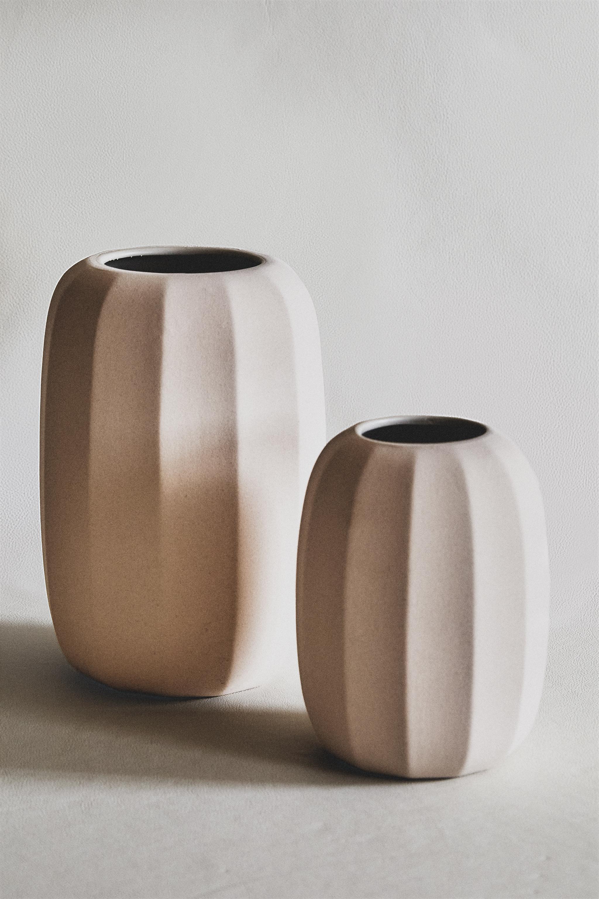 STONEWARE VASE WITH LINES