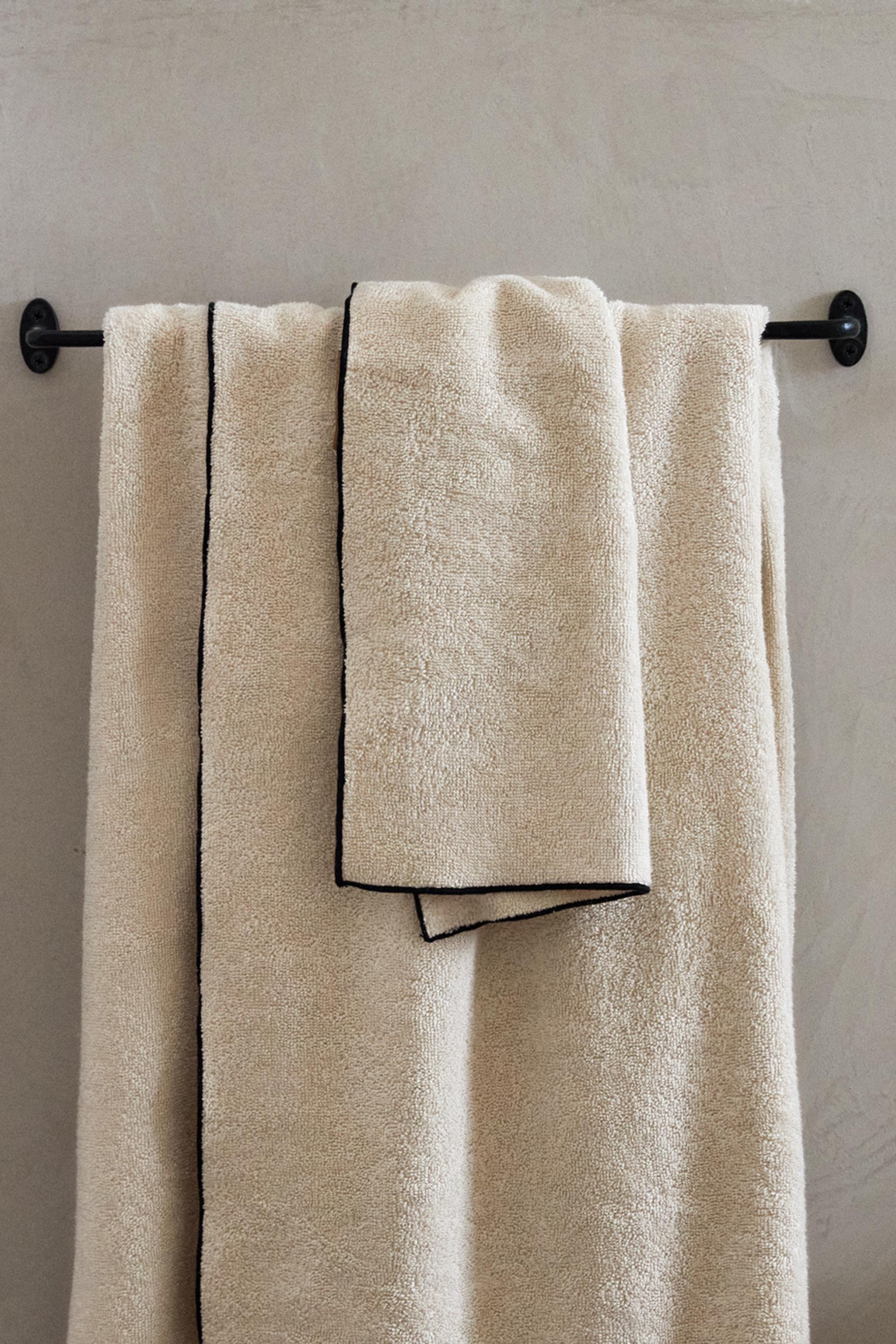 OVERLOCK COTTON BATH TOWEL