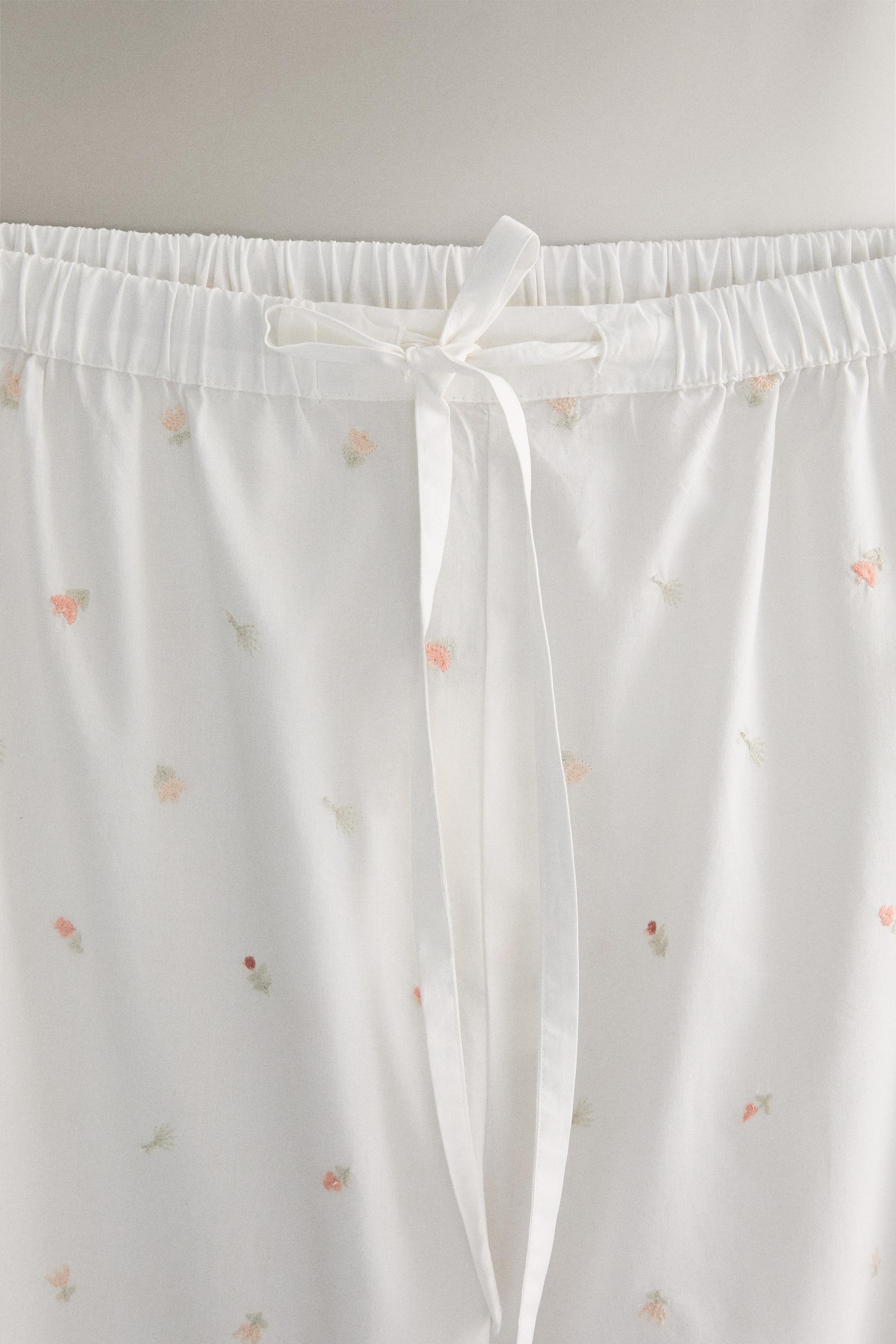 EMBROIDERED PANTS WITH LILIES