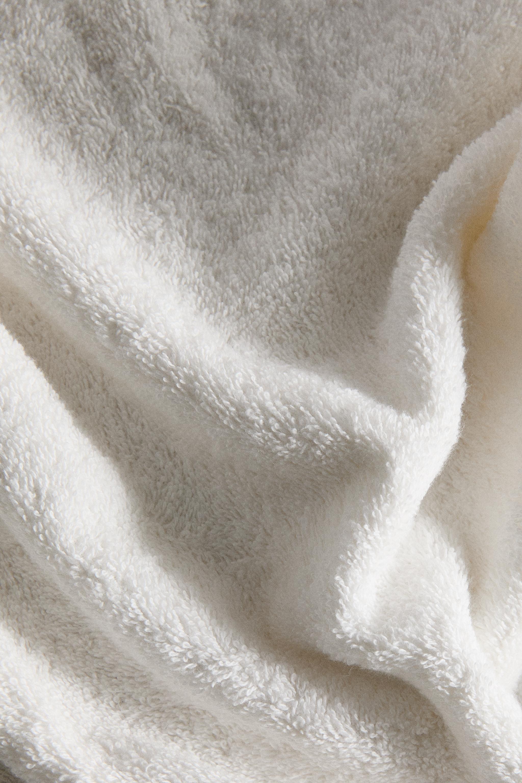 EMBROIDERED BOW BATH TOWEL