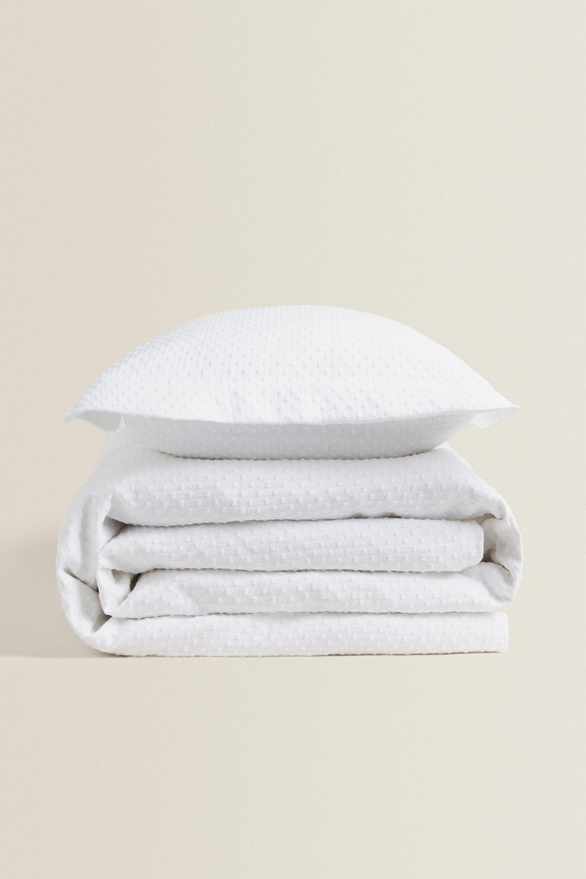 BEDSPREAD WITH POLKA DOT DESIGN