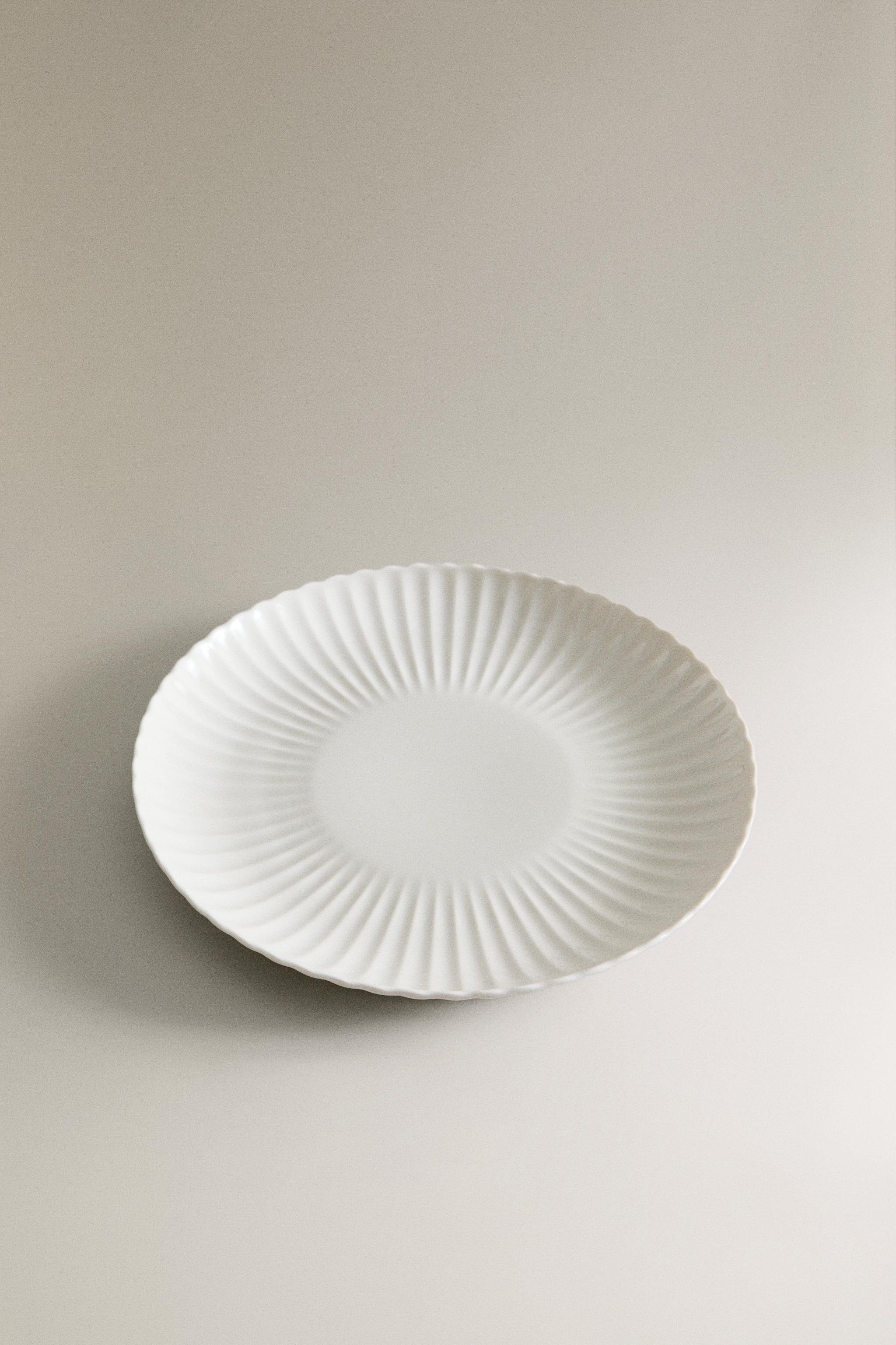 SCALLOPED PORCELAIN DINNER PLATE