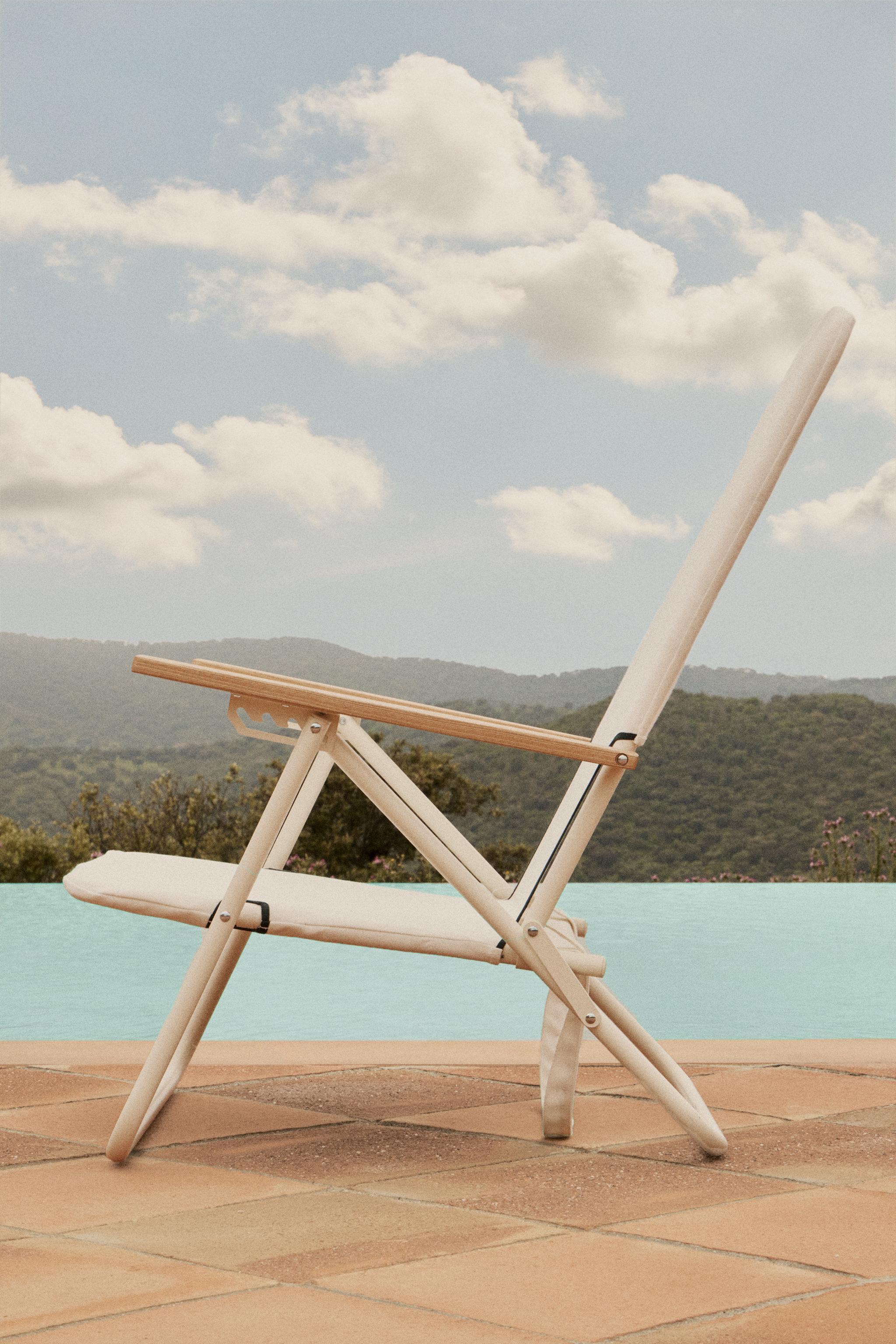FOLDING BEACH CHAIR WITH WOODEN ARM RESTS