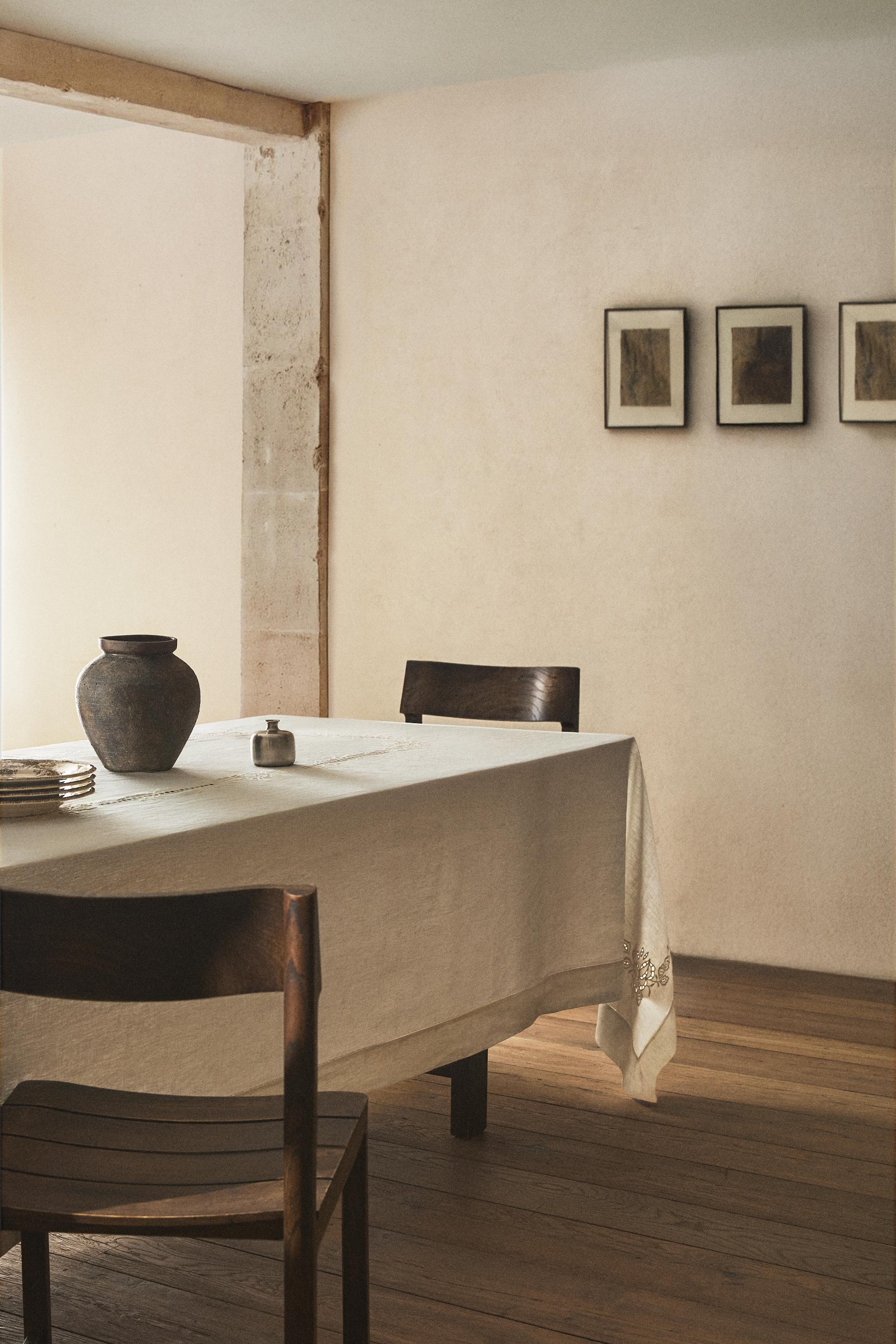 LINEN TABLECLOTH WITH FLORAL EMBROIDERY AND HEMSTITCHING