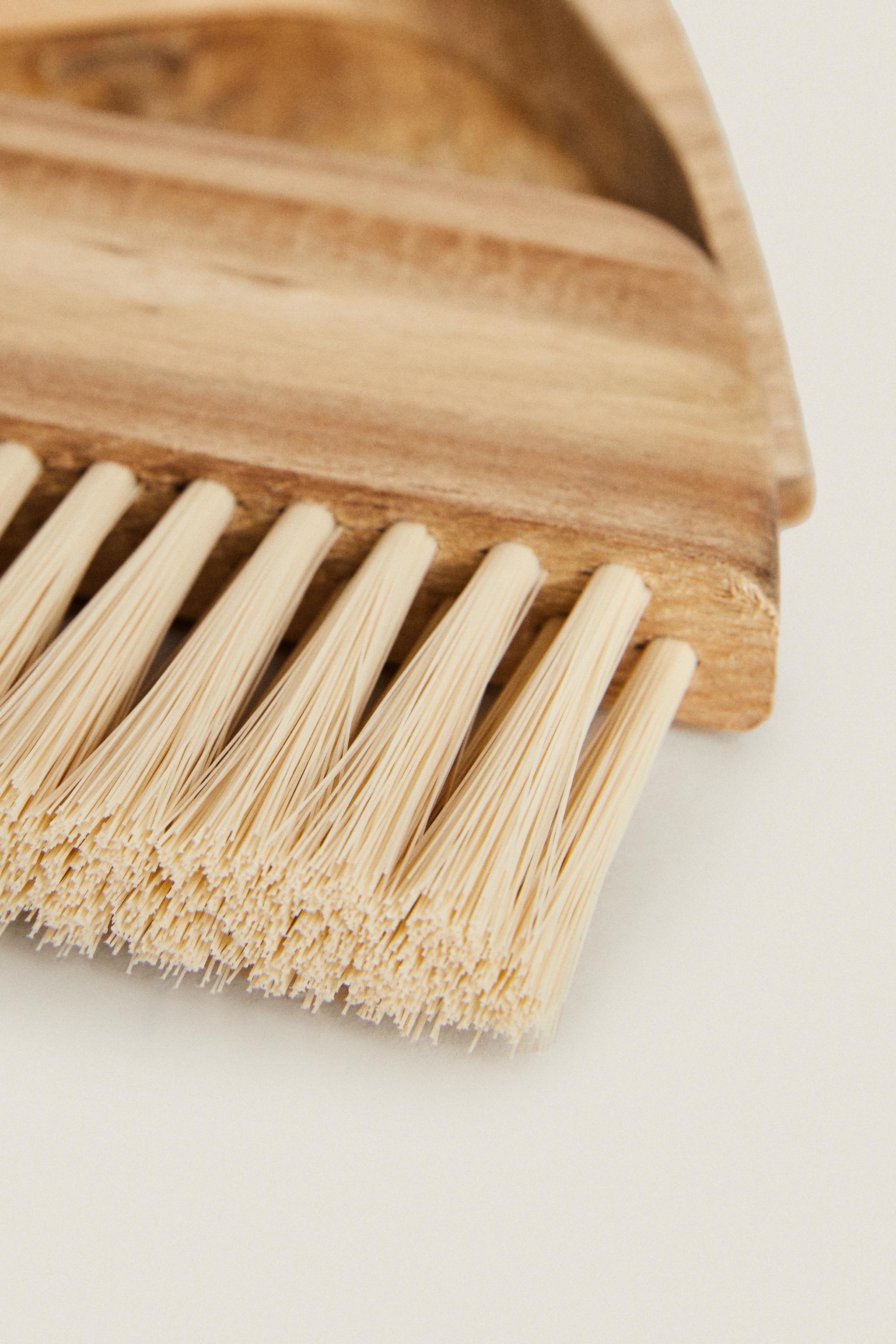 WOODEN DUSTPAN AND BRUSH