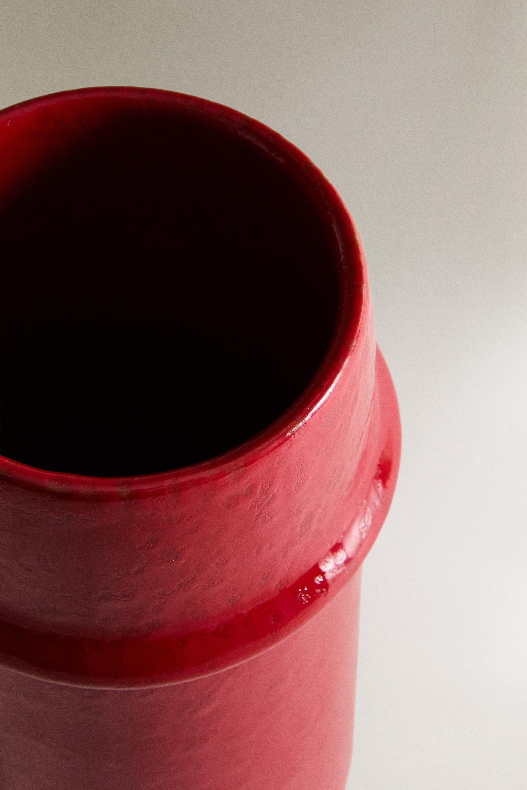 VASE WITH RAISED LACQUERED FINISH