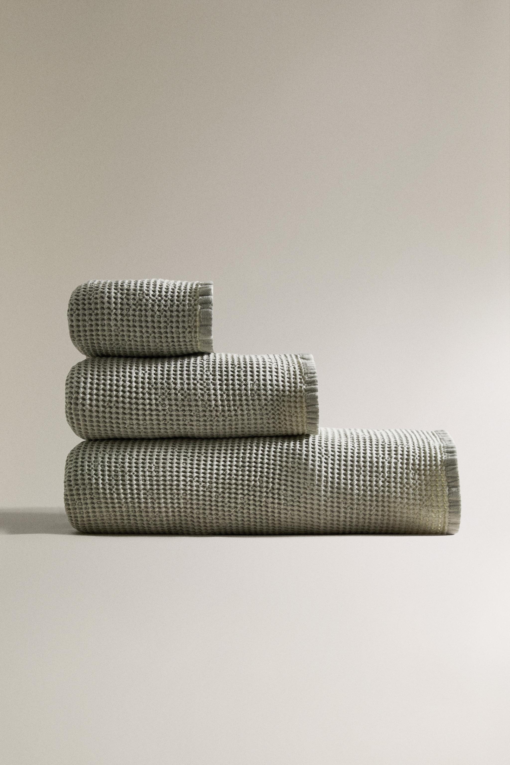 MINI WAFFLE-KNIT BATH TOWEL