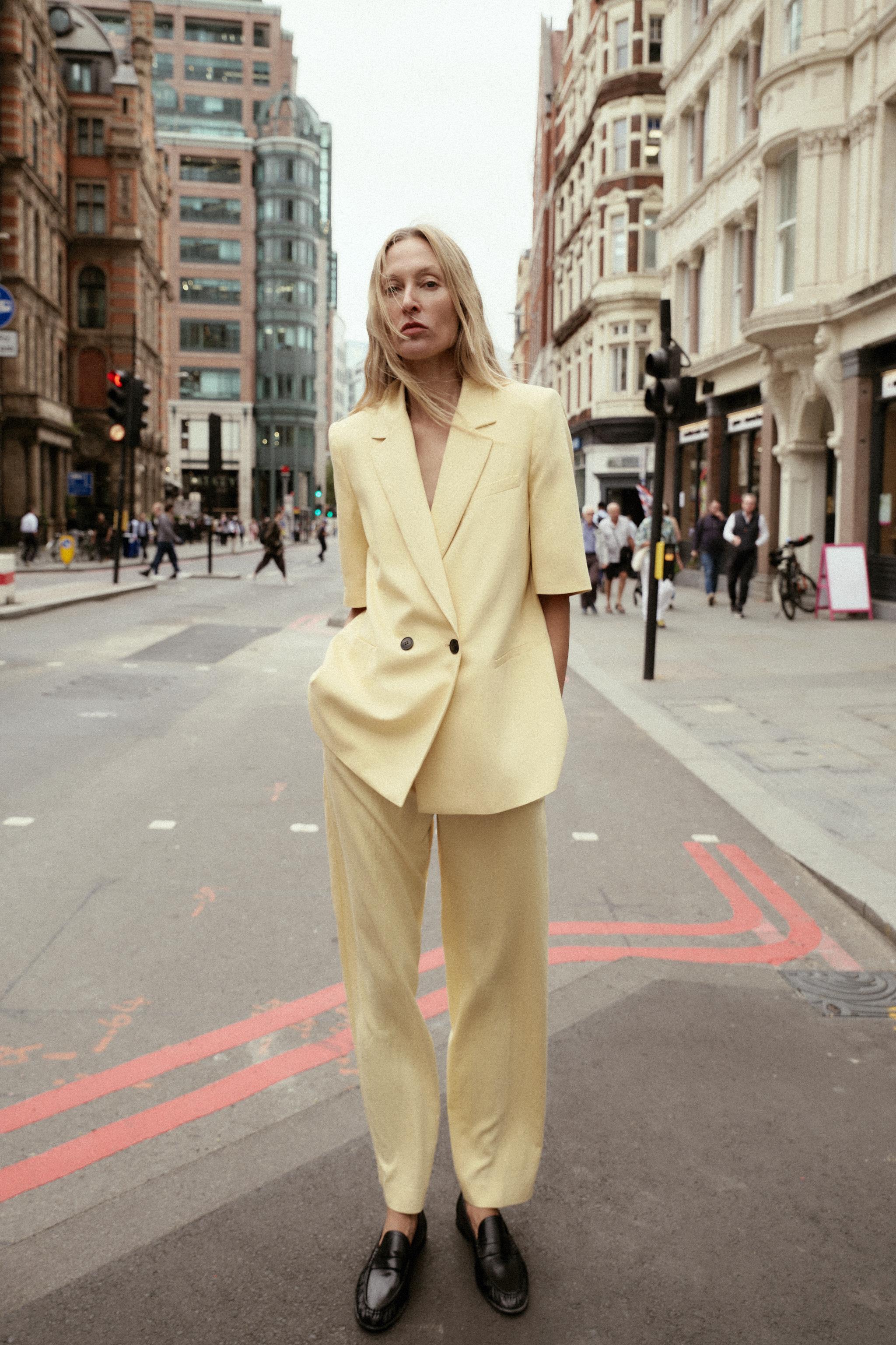 TEXTURED SHORT SLEEVE BLAZER