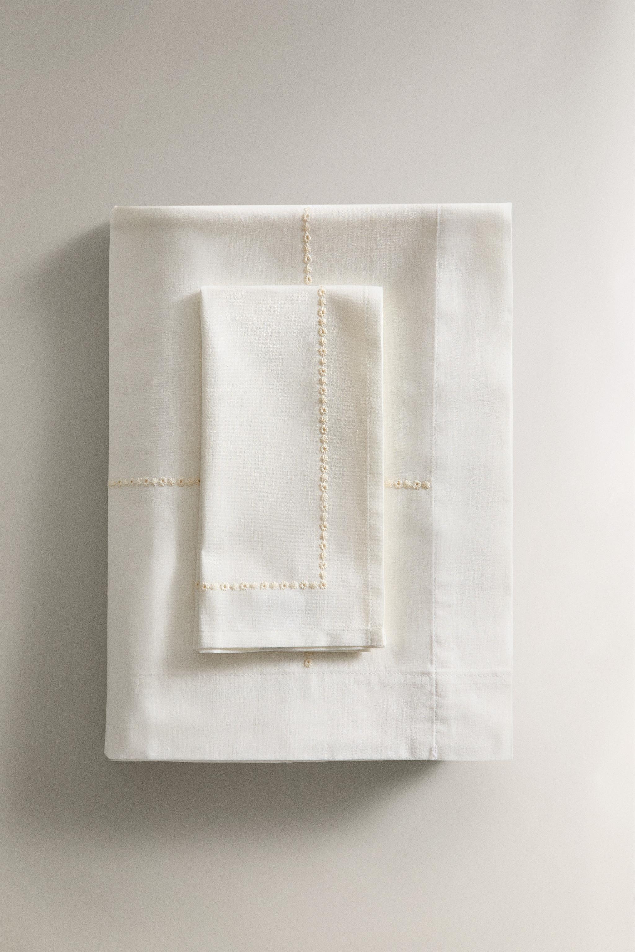 EMBROIDERED INSERT WITH FLORAL EMBROIDERY