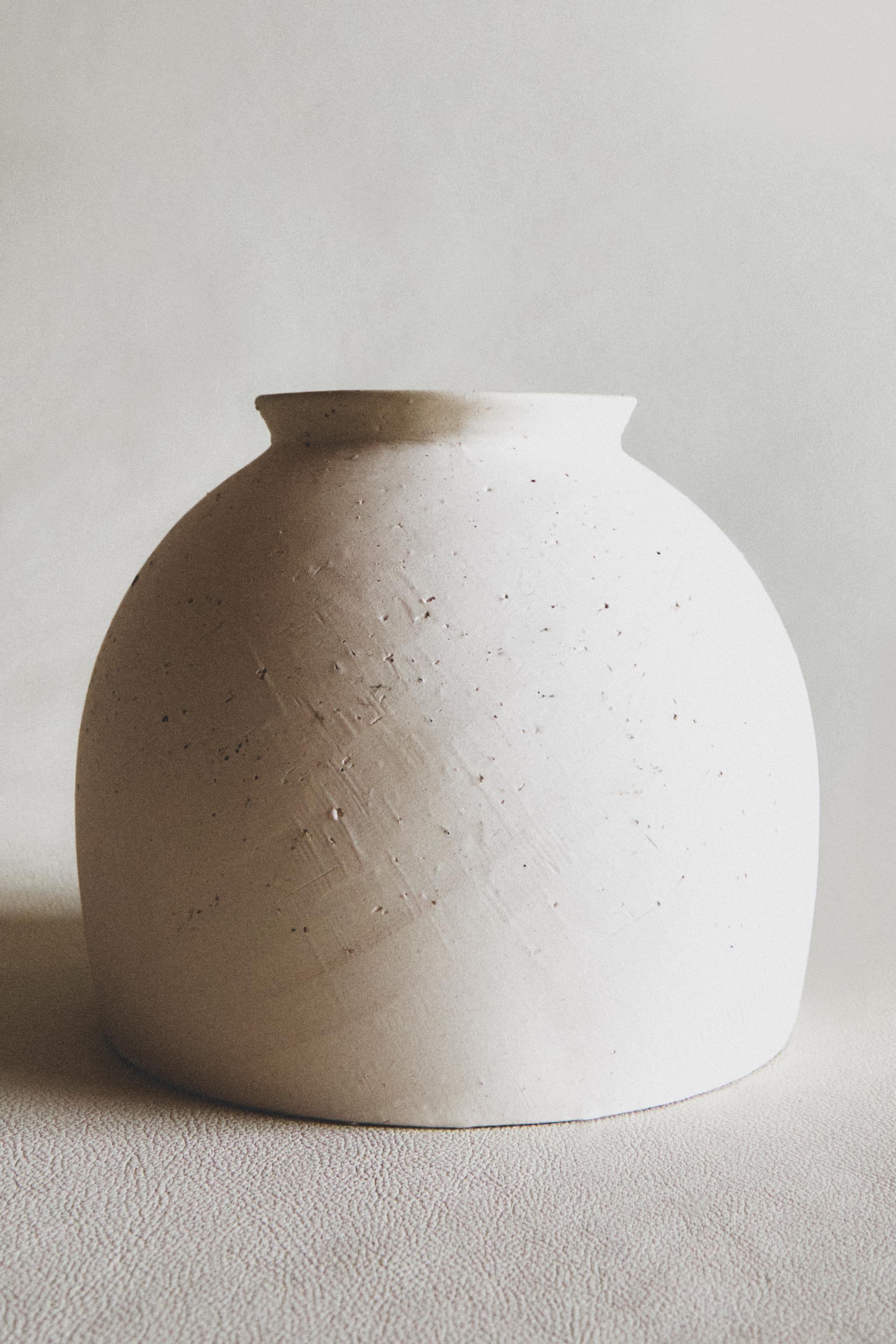 ROUND CERAMIC VASE