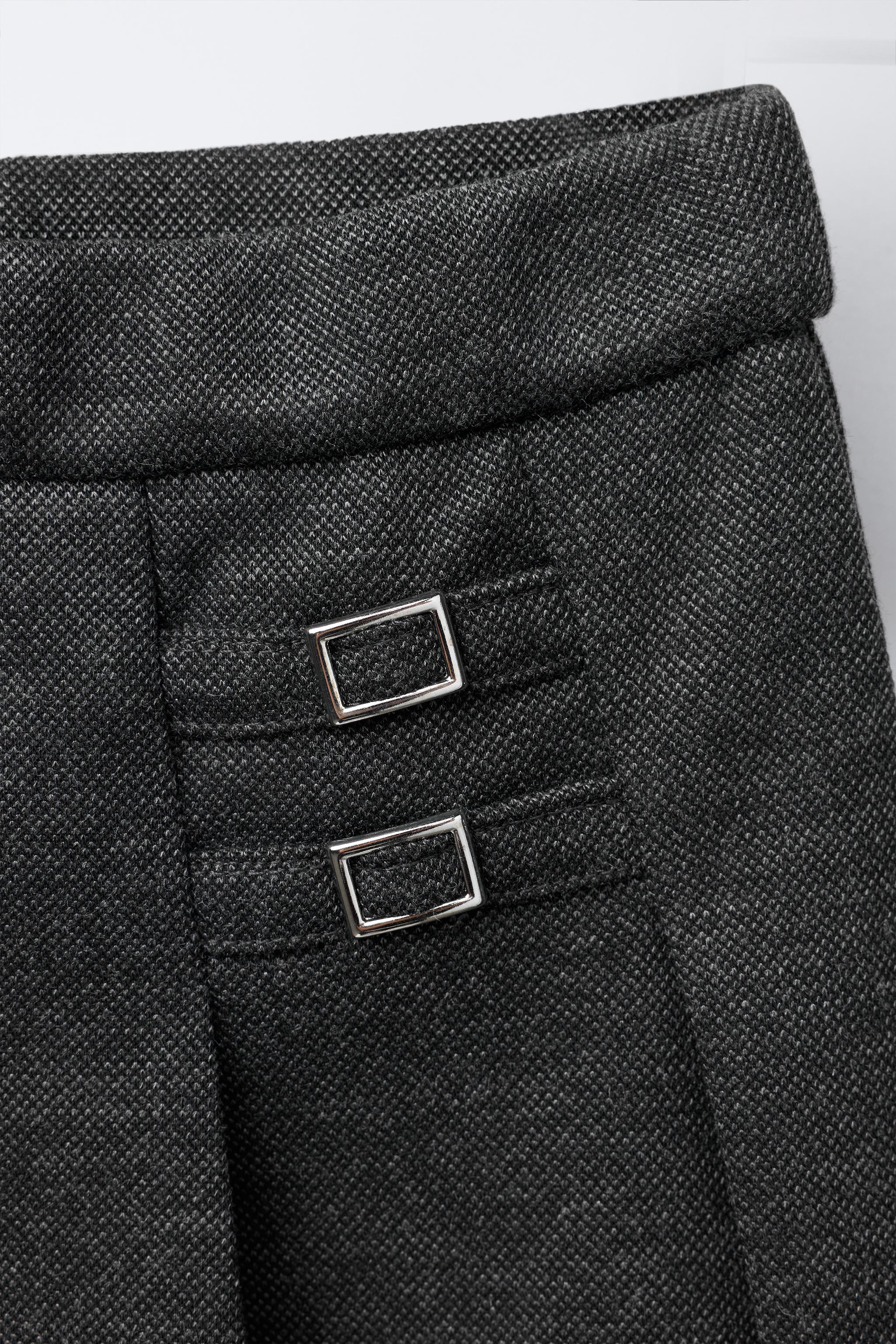 BUCKLED PLEATED SKIRT