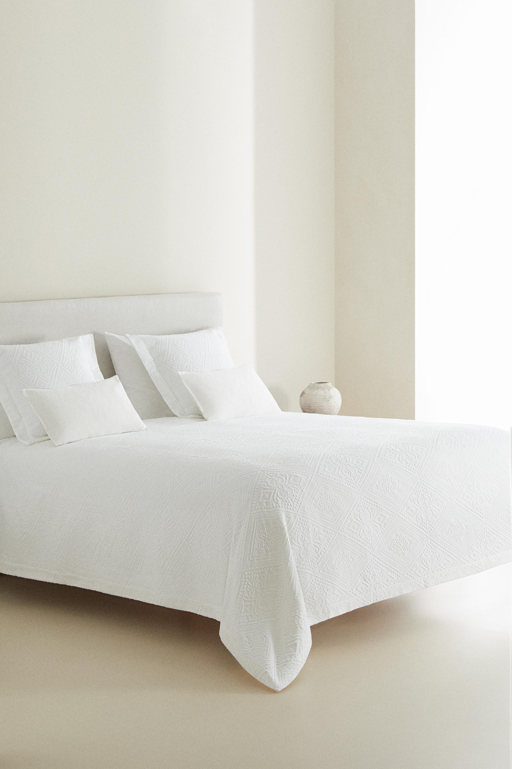 COTTON BEDSPREAD WITH A GEOMETRIC DESIGN