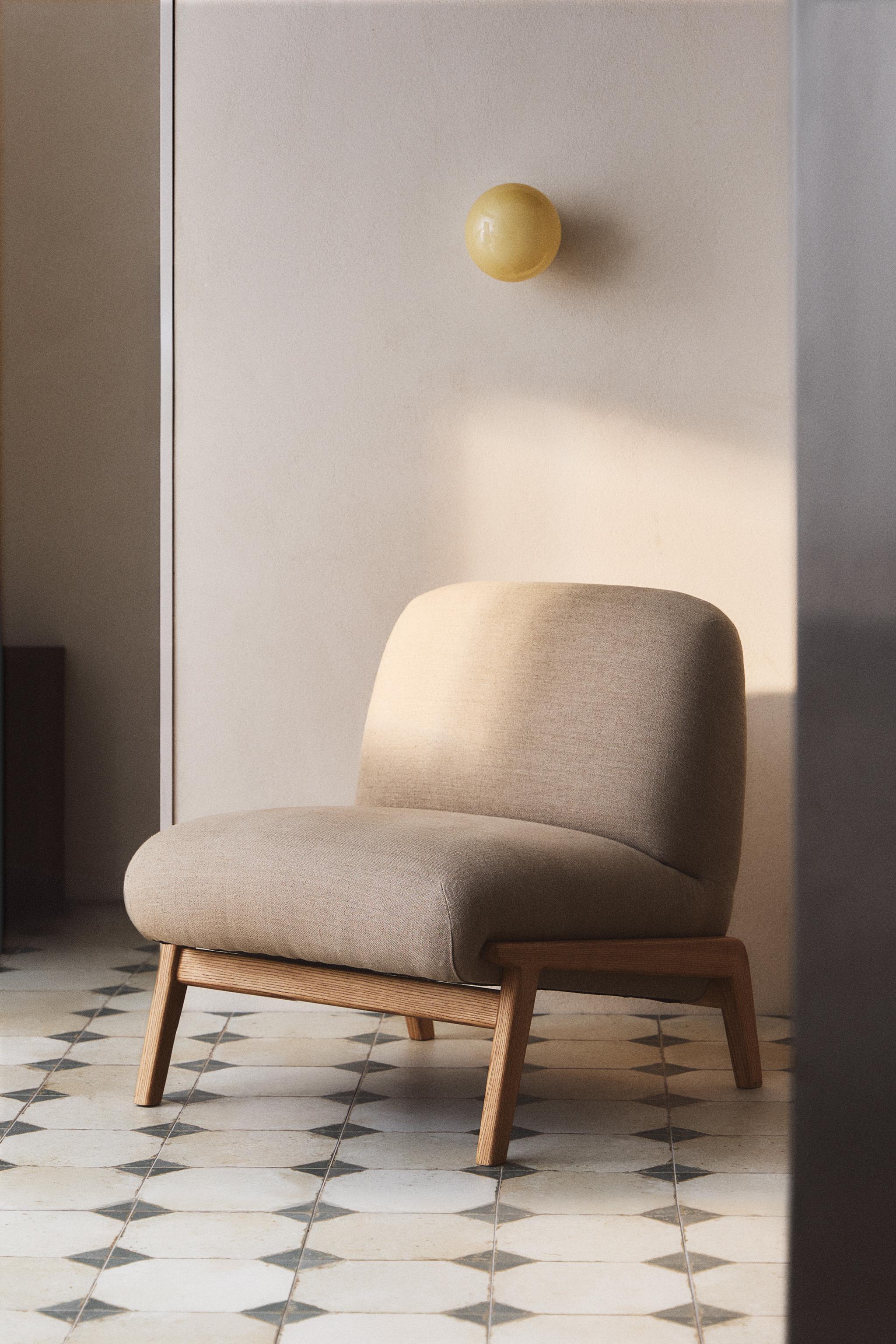 UPHOLSTERED LINEN ACCENT CHAIR