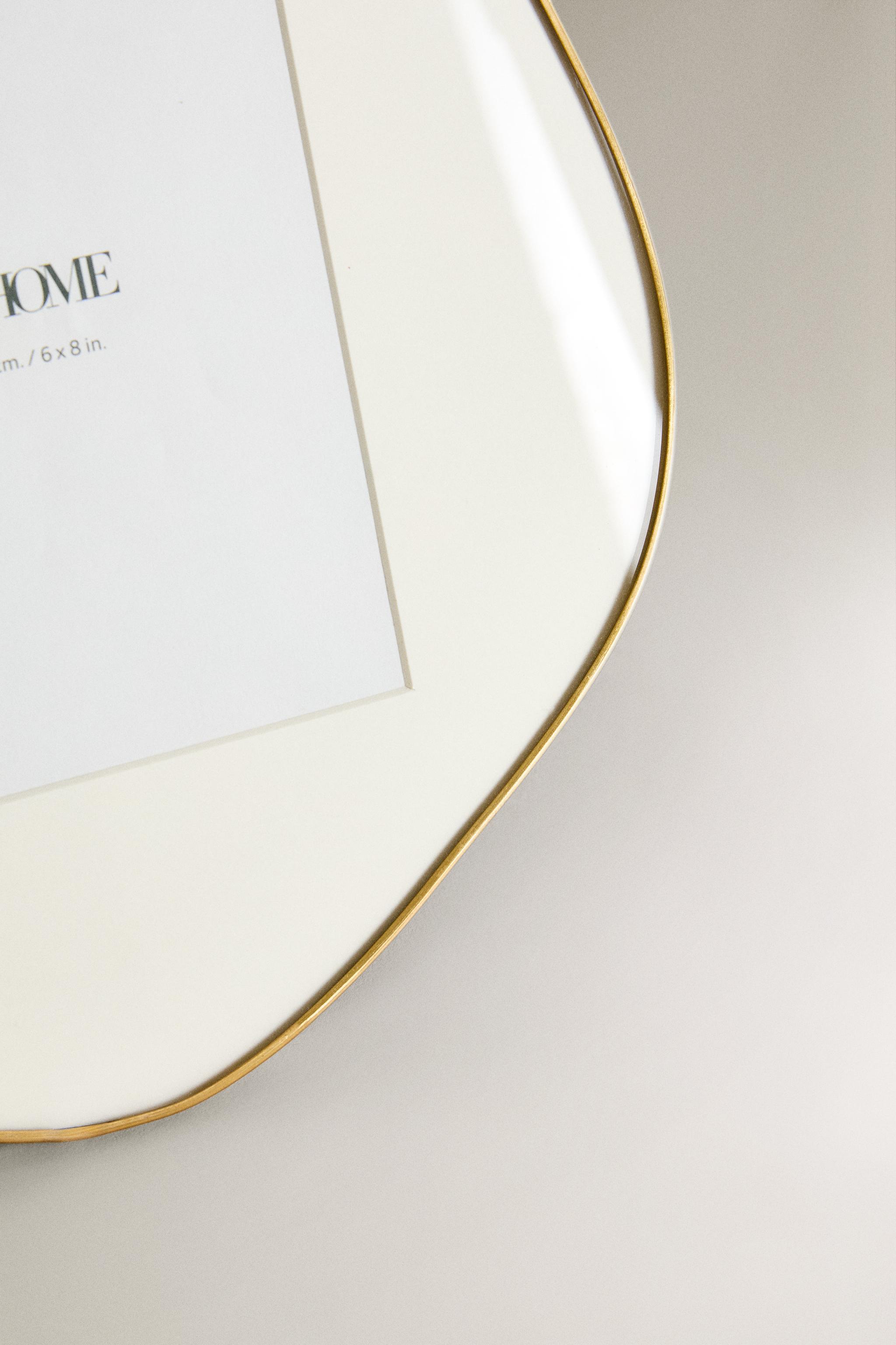 IRREGULAR-SHAPED PICTURE FRAME